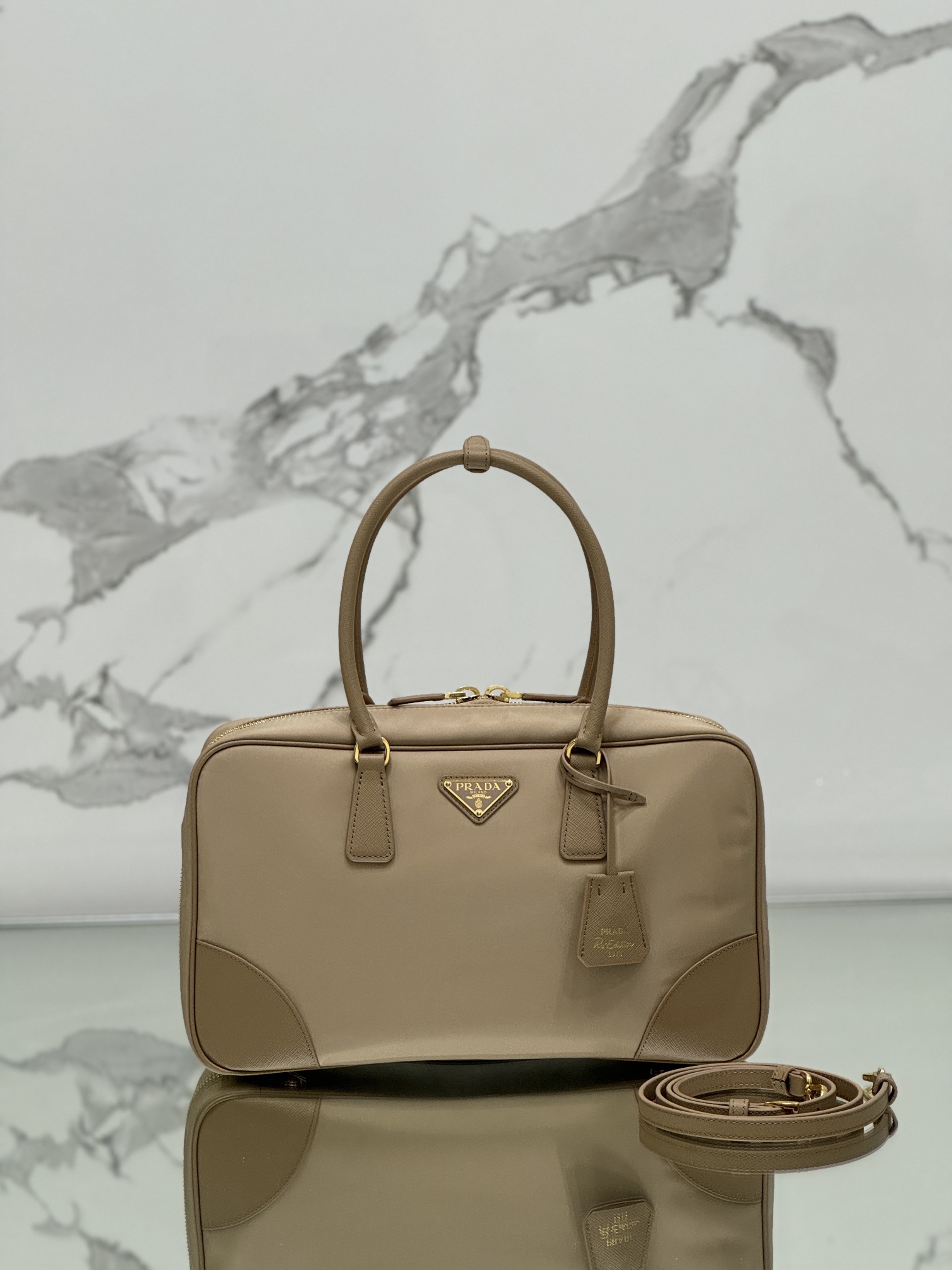 NO:390530,Double-handle handbag (large size) This model is made of recycled nylon, incorporates unique style elements and matches the exquisite Saffiano leather details, completely subverting people's perception of luxury traditions. It adds a unique charm between practical design embellishments and exquisite details. Size length 35x height 21.5x bottom 10cm model number 1BB114, Prada [top original list], prada19860909双提手手袋(大号) 这款选用再生尼龙打造,融入特有的风格元素,搭配精致的Saffiano皮革细节,彻底颠覆人们对奢侈品传统的认知.在实用的设计点缀和精致的细节之间增添了独特的韵味. 尺寸长35x高21.5x底10cm 款号1BB114,普拉达【顶级原单】,prada,Bag