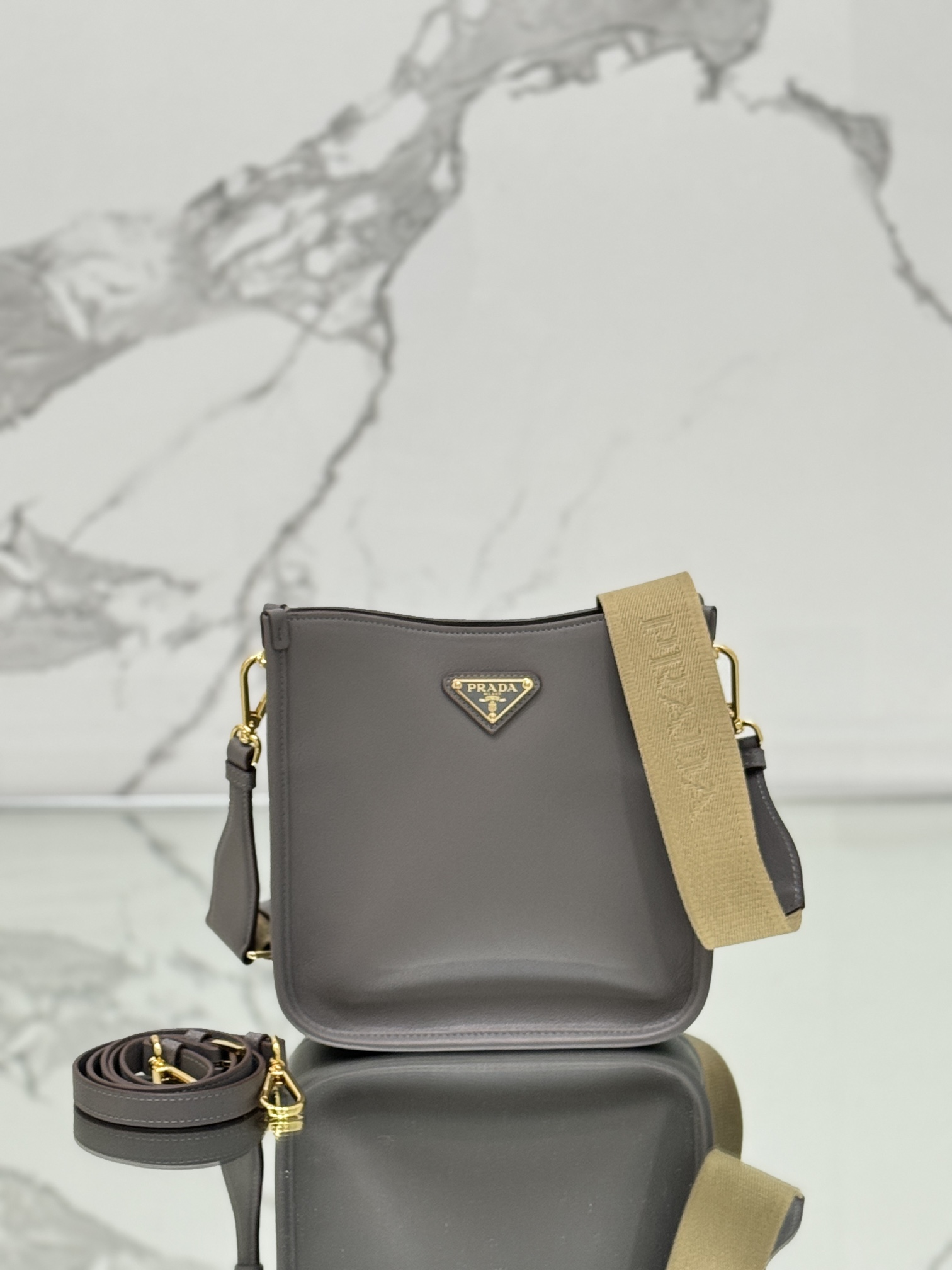 NO:391345,Double shoulder straps This leather shoulder bag is simple in design, with imported calfskin, and the front metal triangle logo adds an iconic style. It is equipped with 2 removable logo webbing and leather shoulder straps, which can be changed at any time when different clothes are worn!  Shows its modern style. High-end fashion is the main fashion for daily matching. Size length 20x height 21x bottom 7cm model number 1BH220, Prada [top original list], prada, shoulder bags, cowhide19860909双肩带 这款皮革单肩包设计简约,采用进口小牛皮,正面金属三角形徽标平添标志性格调.配有2条可拆卸徽标织带和皮革肩带,不同衣着不同场随时可调换！彰显其现代风范.高级时尚,是日常搭配的主力时尚. 尺寸长20x高21x底7cm 款号1BH220,普拉达【顶级原单】,prada,shoulder bags,cowhide,Bag