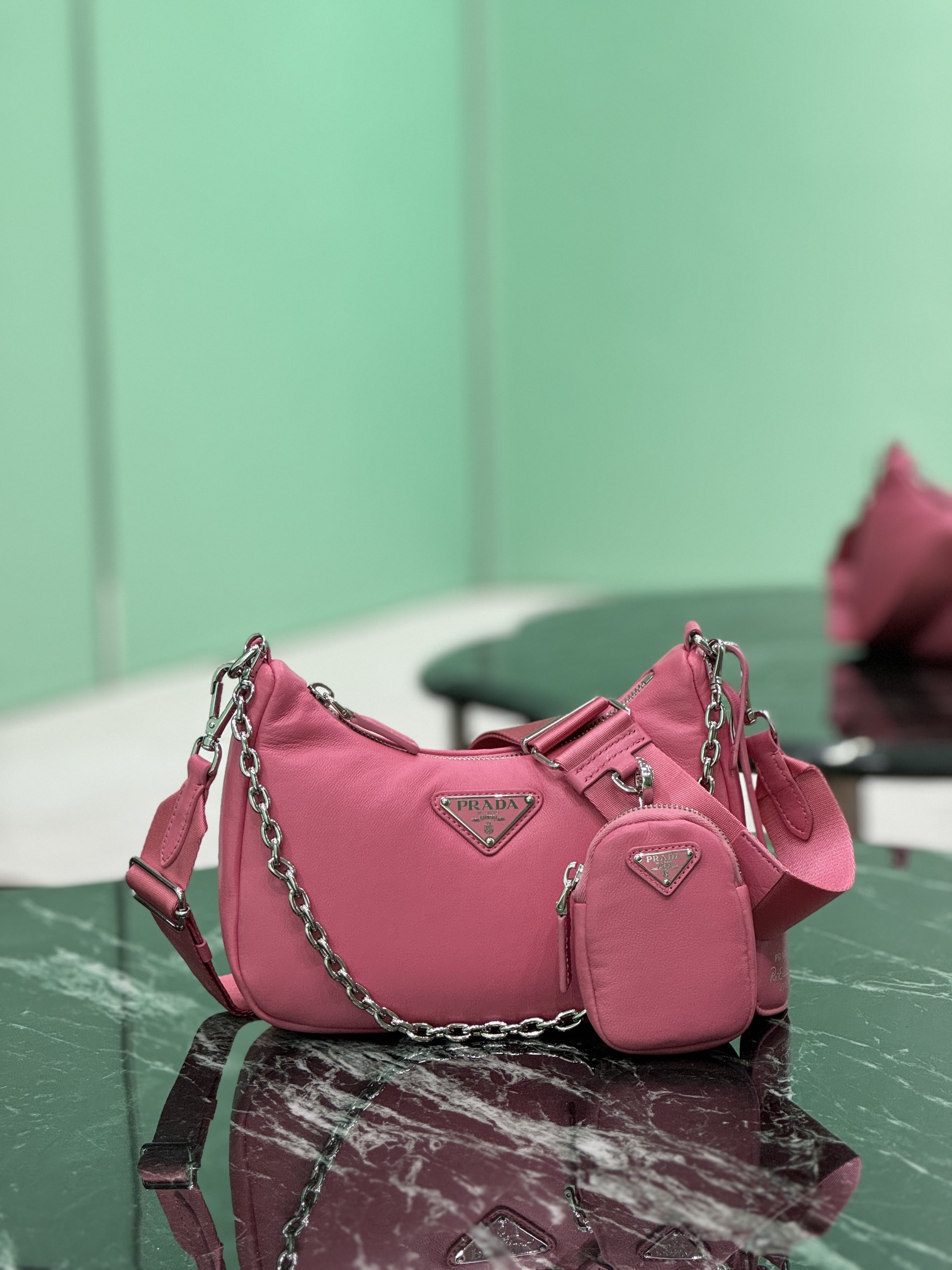 NO:208617,Lambskin 3-in-1 This three-in-one plus-lining shoulder bag is made of soft sheep leather and has a simple silhouette. It is equipped with a removable nylon long shoulder strap and lace strip. The small bag on the favorite shoulder strap is very soft. It feels very soft, practical and casual!  Size length 22x height 18x ​​bottom 6.5cm model number 1BH204, Prada [top original list], prada, shoulder bags, sheepskin19860909小羊皮三合一 这款三合一加衬单肩包取材软羊革打造,塑就简约廓形,配有可拆卸尼龙长肩带和琏条,最爱的肩带上的小包.手感特别柔软,又实用又休闲！ 尺寸长22x高18x底6.5cm 款号1BH204,普拉达【顶级原单】,prada,shoulder bags,sheepskin,Bag