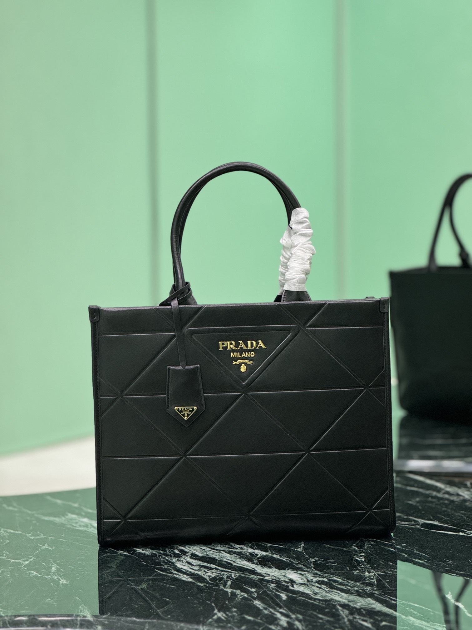 NO:688695,Triangular rhombus tote bag (medium size) This tote bag is made of imported calfskin, with a handmade triangular rhombus design. The mark is composed of an embossed triangle and a hardware mark. The inner compartment is equipped with a pull pocket. It is simple and elegant, full of fashion. The size is 35x height 27x bottom 10cm. Style number 1BA378, Prada [top original order], prada, totes, cowhide19860909三角菱格托特包（中号） 这款托特包采用进口小牛皮,纯手工三角菱格设计,唛头由浮雕三角形加五金散唛组成.内格配有拉琏口袋.简约又大气,时尚感满满. 尺寸长35x高27x底10cm 款号1BA378,普拉达【顶级原单】,prada,totes,cowhide,Bag