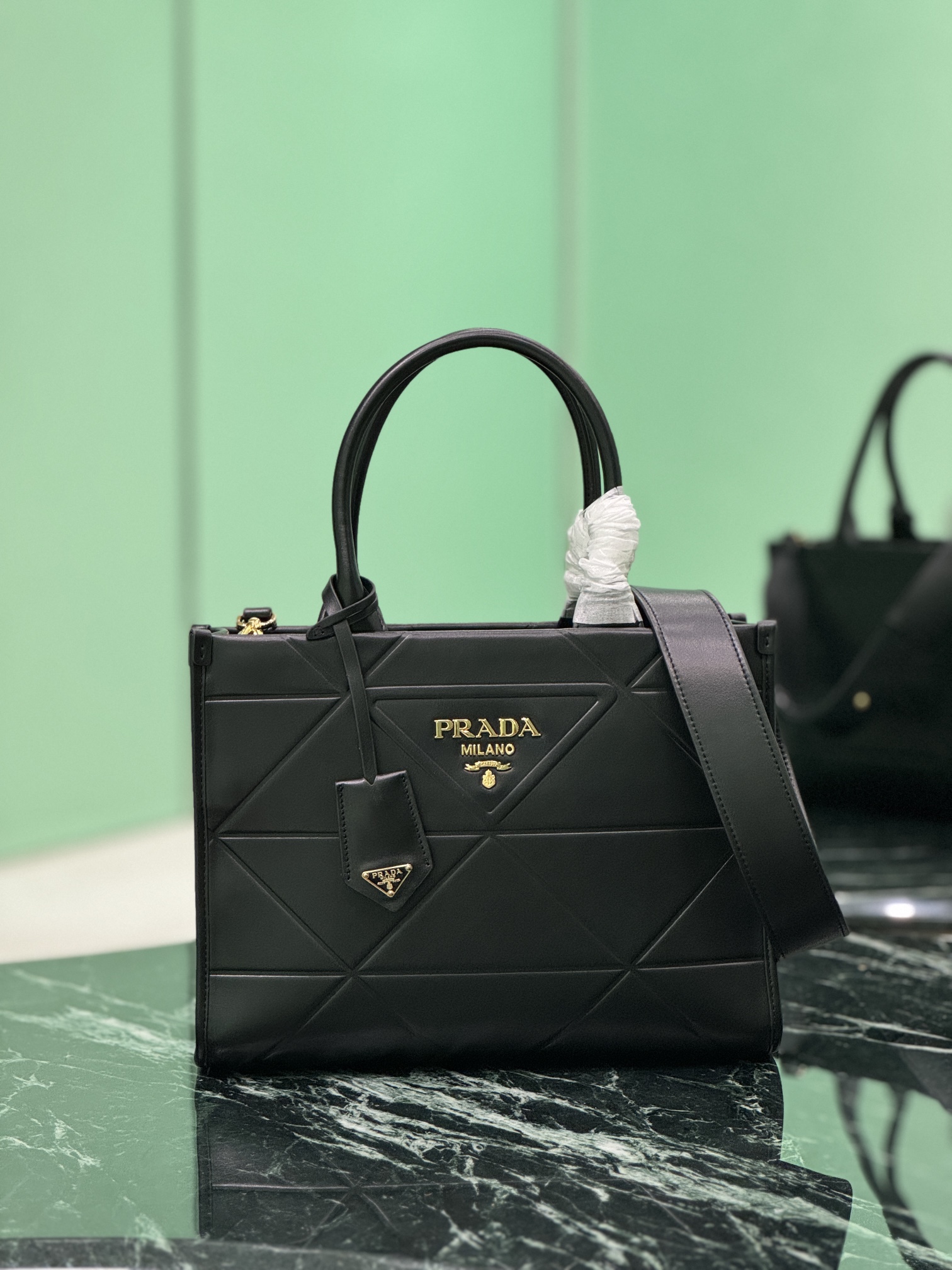 NO:688701,Triangular rhombus tote bag (small size) with shoulder strap. This tote bag is made of imported calfskin, with a handmade triangular rhombus design. The mark is composed of an embossed triangle and a hardware loose mark. The inner compartment is equipped with a pull pocket. It is simple and elegant, full of fashion. The size is 30x height 23x bottom 9cm. Style number 1BA379, Prada [top original order], prada, totes, cowhide19860909三角菱格托特包（小号）有肩带 这款托特包采用进口小牛皮,纯手工三角菱格设计,唛头由浮雕三角形加五金散唛组成.内格配有拉琏口袋.简约又大气,时尚感满满. 尺寸长30x高23x底9cm 款号1BA379,普拉达【顶级原单】,prada,totes,cowhide,Bag