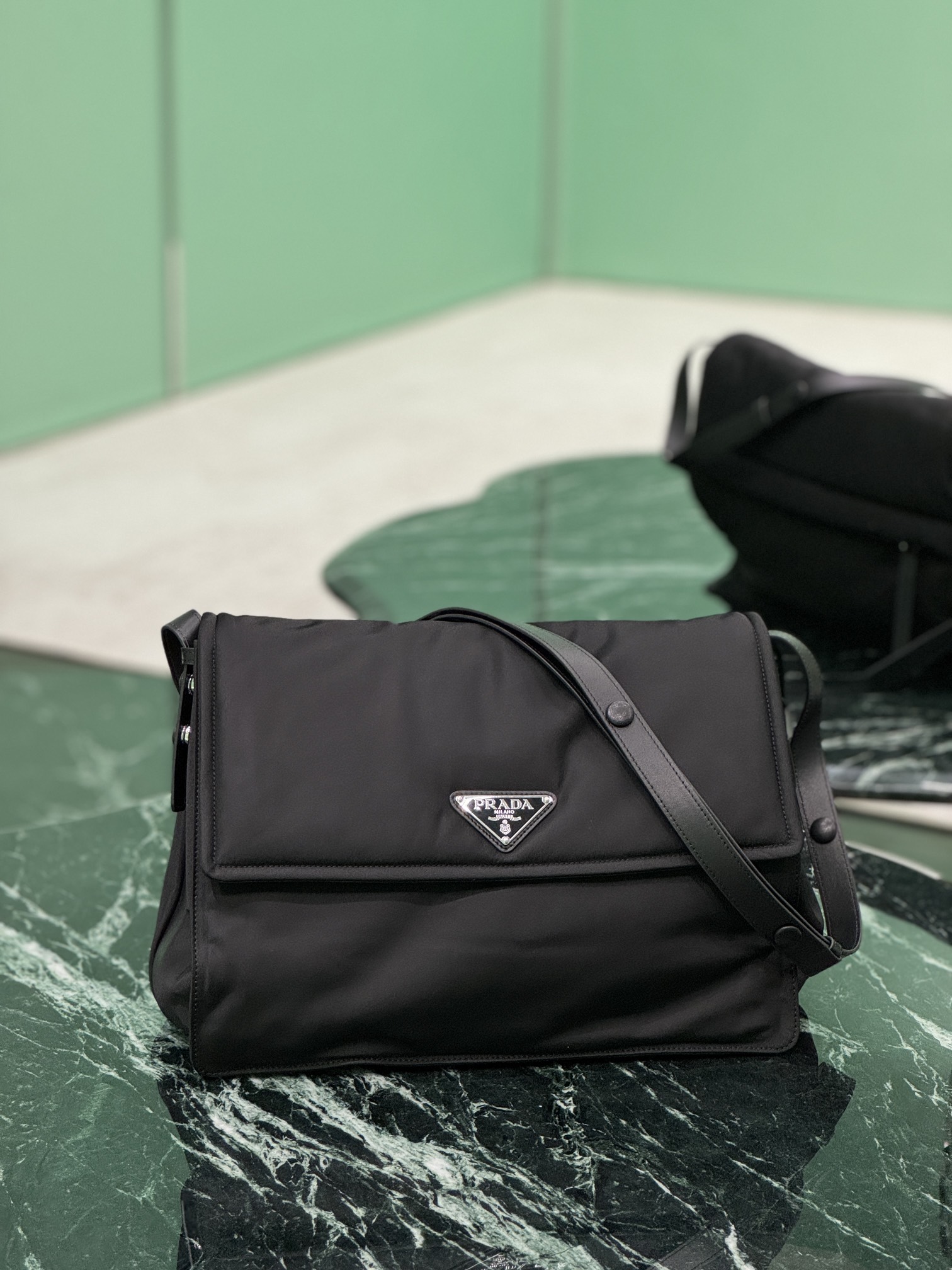 NO:211449,Cini series postman bag (large size) Super versatile and beautiful and fashionable people must buy it!  This shoulder bag is made of Re-Nylon recycled nylon material. The flip-style bag is equipped with adjustable leather shoulder straps, which meets traditional and modern materials, creating an urban elegance style. The back pocket design is unique and the flip is decorated with an enamel metal triangle logo, which is eye-catching. Size 36×28×14cm Model number 1BD256, Prada [top original list], prada, shoulder bags19860909Cini系列邮差包(大号) 超级百搭好看时髦潮人一定要买它！这款单肩包选用Re-Nylon再生尼龙材质打造.翻盖式包身配有可调式皮革肩带,传统与现代材质邂逅,造就都市优雅风格.背面口袋设计别具功能性,翻盖处饰以涂珐琅金属三角形徽标,鲜明醒目. 尺寸36×28×14cm 款号1BD256,普拉达【顶级原单】,prada,shoulder bags,Bag