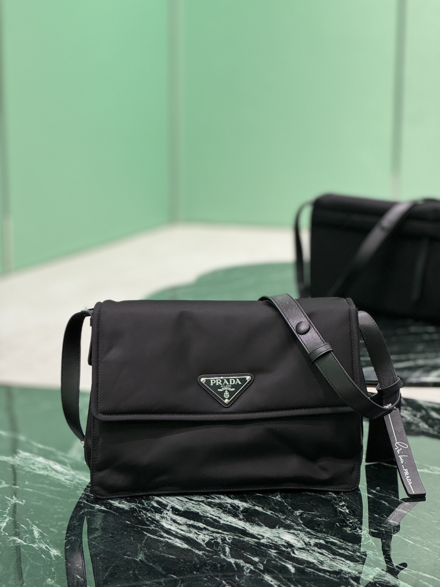 NO:211485,Cini Series Postman Bag (Medium size) This shoulder bag is made of uniquely lined with nylon, and is equipped with leather shoulder straps and back pockets. The metal accessories give a bright color. The overall low-key, luxurious and versatile. The only difference is not to be detached. The design is simpler and never tiresome. The size is 30×21.5×12cm. Model number 1BD255. Prada [top original list], prada, shoulder bags19860909Cini系列邮差包(中号) 这款单肩包甄独特加衬尼龙打造,并配有皮革肩带和背面口袋,金属配件赋予一抹亮色,整体低调奢华又百搭,唯一不同之处不可拆卸,设计更为简约,百看不厌款~ 尺寸30×21.5×12cm 款号1BD255,普拉达【顶级原单】,prada,shoulder bags,Bag