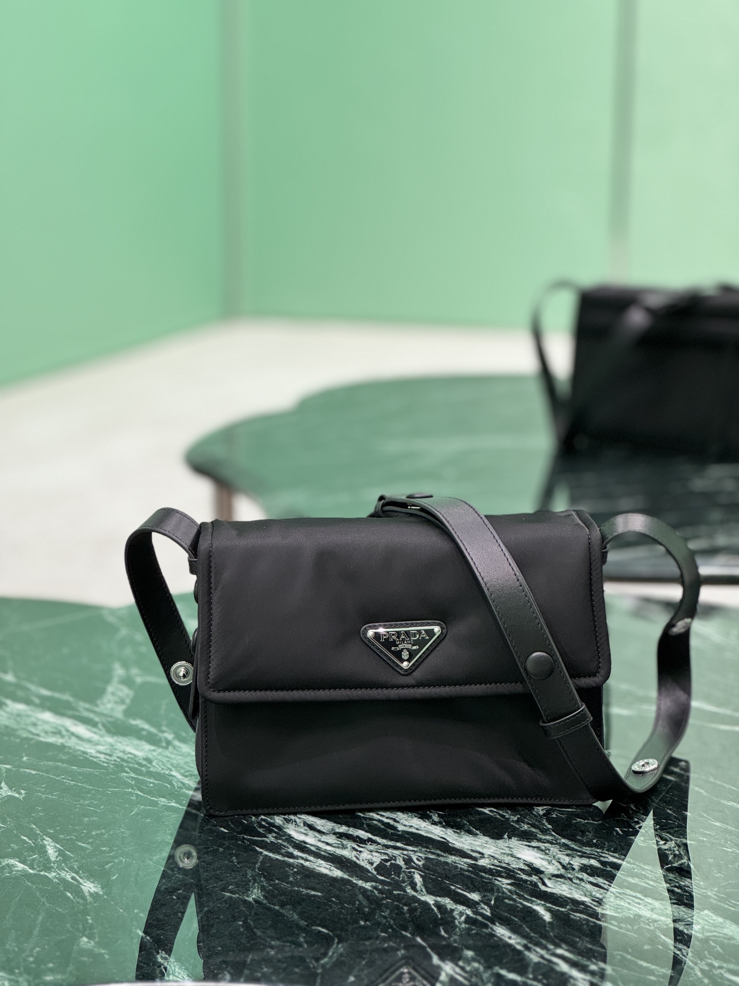 NO:211501,Cini Series Postman Bag (Small) The nylon shoulder bag mixing concept runs through Prada's narrative language, interpreting a creative design through a unique combination of material, silhouette and function. This flip-on shoulder bag is re-interpreted by Re-Nylon recycled nylon technology innovative material, presenting a delicate and soft silhouette. The lining technology gives the bag a soft and modern appearance, and the adjustable leather shoulder strap is easy to carry in various ways. Size 16×11×23cm Model number 1BD313, Prada [top original list], prada, prada, shoulder bags19860909Cini系列邮差包(小号) 尼龙单肩包混搭理念贯穿于Prada的叙事语言中,藉由材质、廓形和功能之间别样的趣味组合,诠释出充满创意的设计.这款翻盖式单肩包经Re-Nylon再生尼龙科技创新材质重释,呈现精致的柔美廓形.加衬工艺赋予包身柔和现代的外观,可调式皮革肩带便于多种方式携带. 尺寸16×11×23cm 款号1BD313,普拉达【顶级原单】,prada,prada,shoulder bags,Bag