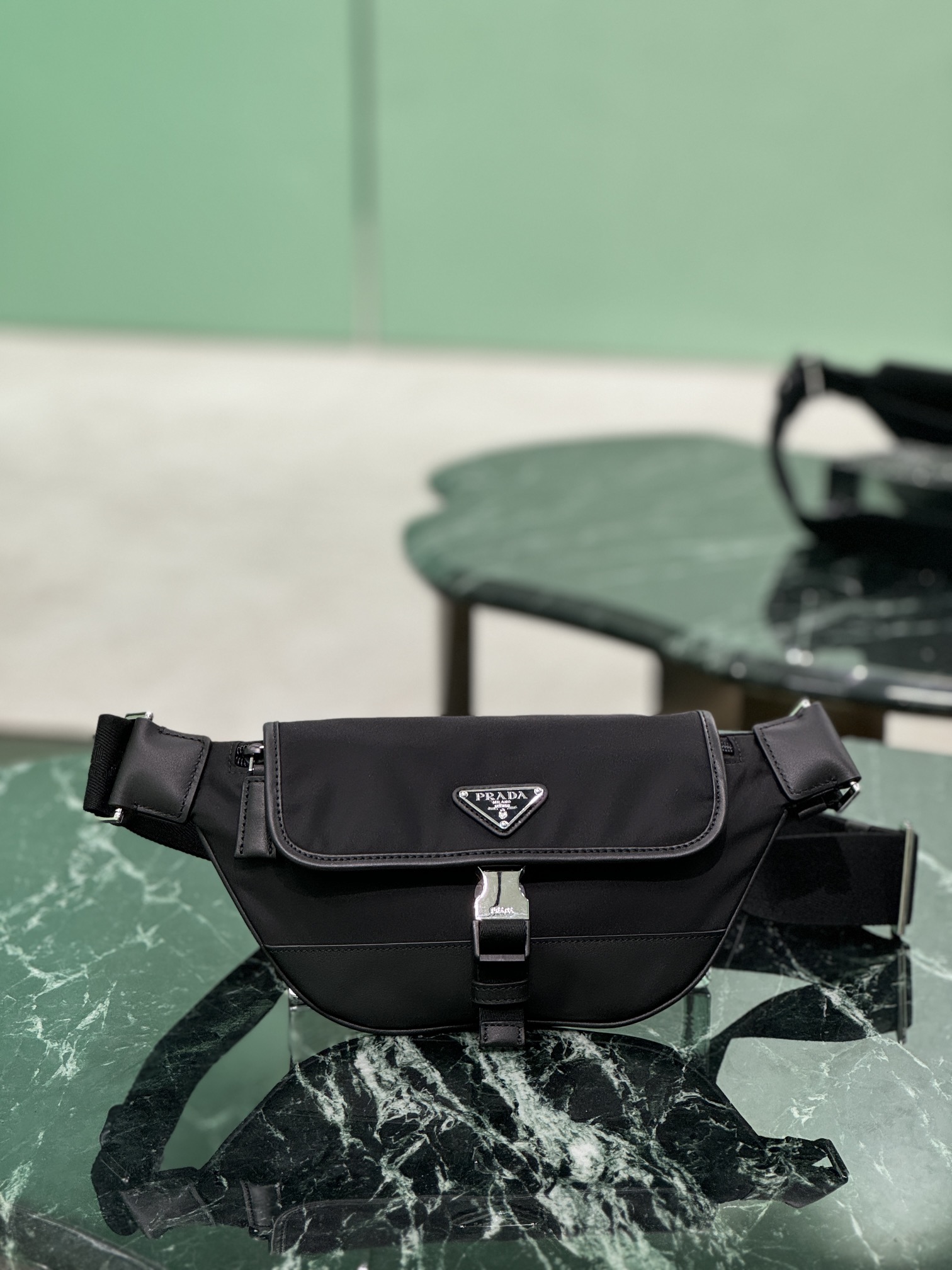 NO:575155,Men's Chest Bag This versatile and fashionable shoulder bag is made of imported nylon material. The compact style is embellished with leather trim, side buckles and other details are exquisite and practical. The adjustable shoulder strap is easy to carry cross-body. The enameled triangular metal logo highlights the brand's classic features. It can be used as a chest bag or a waist bag. The upper body effect is very cool, light and practical. Size length 18x height 15cm, style number 2vh176, Prada [top original order], prada, shoulder bags19860909男士胸包 这款百搭时尚单肩包采用进口尼龙材质.小巧款型点缀皮革饰边,侧面插扣等细节精致而实用,可调节肩带便于斜挎.涂珐琅三角形金属徽标彰显品牌经典特色.又可当胸包又可当腰包,上身效果非常酷,轻便又实用. 尺寸长18x高15cm 款号2vh176,普拉达【顶级原单】,prada,shoulder bags,Bag