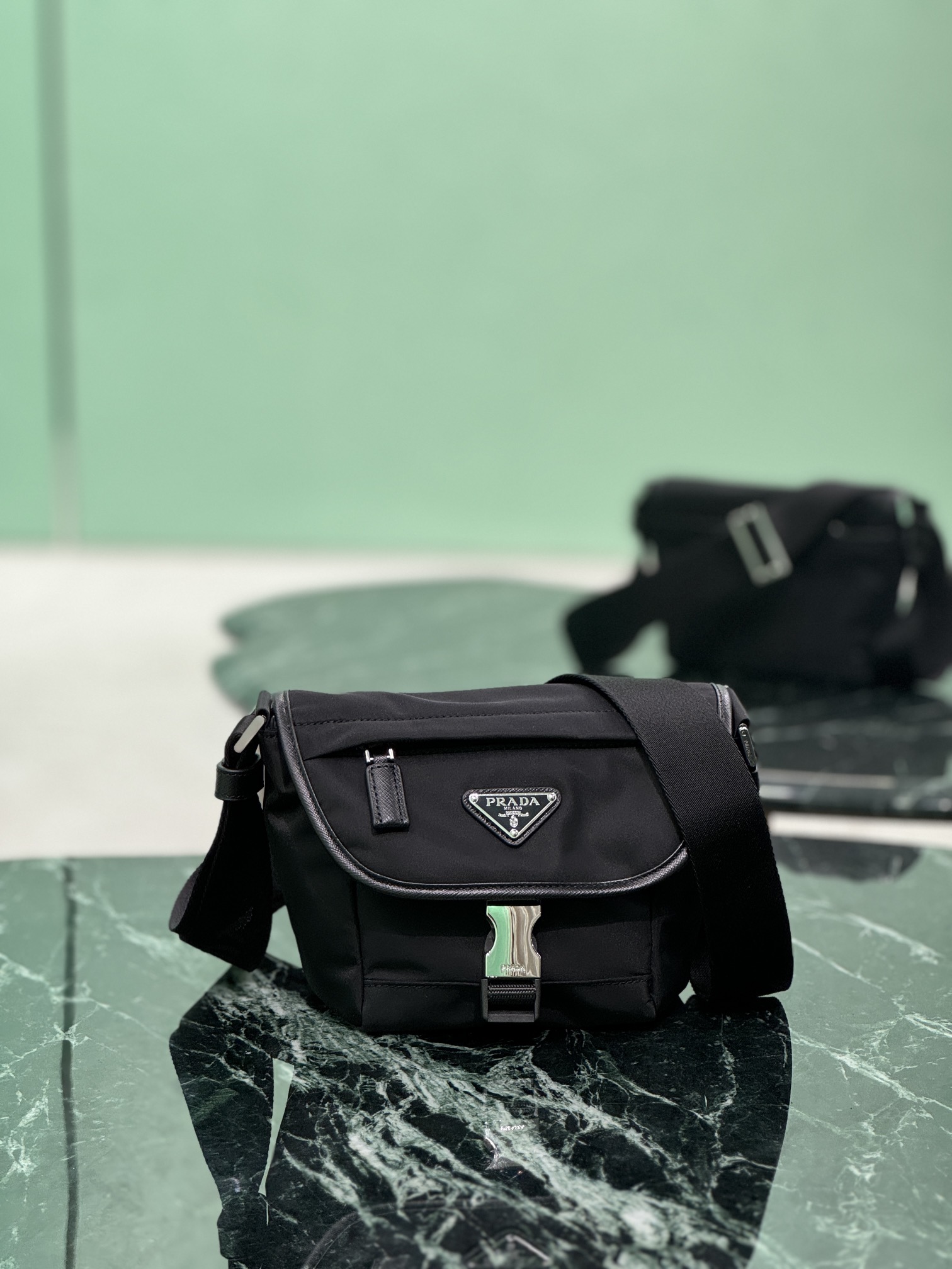 NO:582759,(Mini) Messenger Bag This mini messenger bag is made of Saffiano leather and nylon fabric. The clever combination gives this shoulder bag a personalized style. It is exquisite and compact, with an adjustable woven strap shoulder strap, flap closure and front buckle design, which is lightweight and fashionable. Dimensions: length 16x height 16x bottom 8cm. Style number 2VD070, Prada [top original], prada, shoulder bags19860909(迷你)邮差包 这款迷你号邮差包采用Saffiano皮革和尼龙面料.巧妙融合,为这款单肩包赋予个性风采.精致小巧,可调式编织饰带肩带,翻盖开合和正面插扣设计,轻便又时尚. 尺寸长16x高16x底8cm 款号2VD070,普拉达【顶级原单】,prada,shoulder bags,Bag