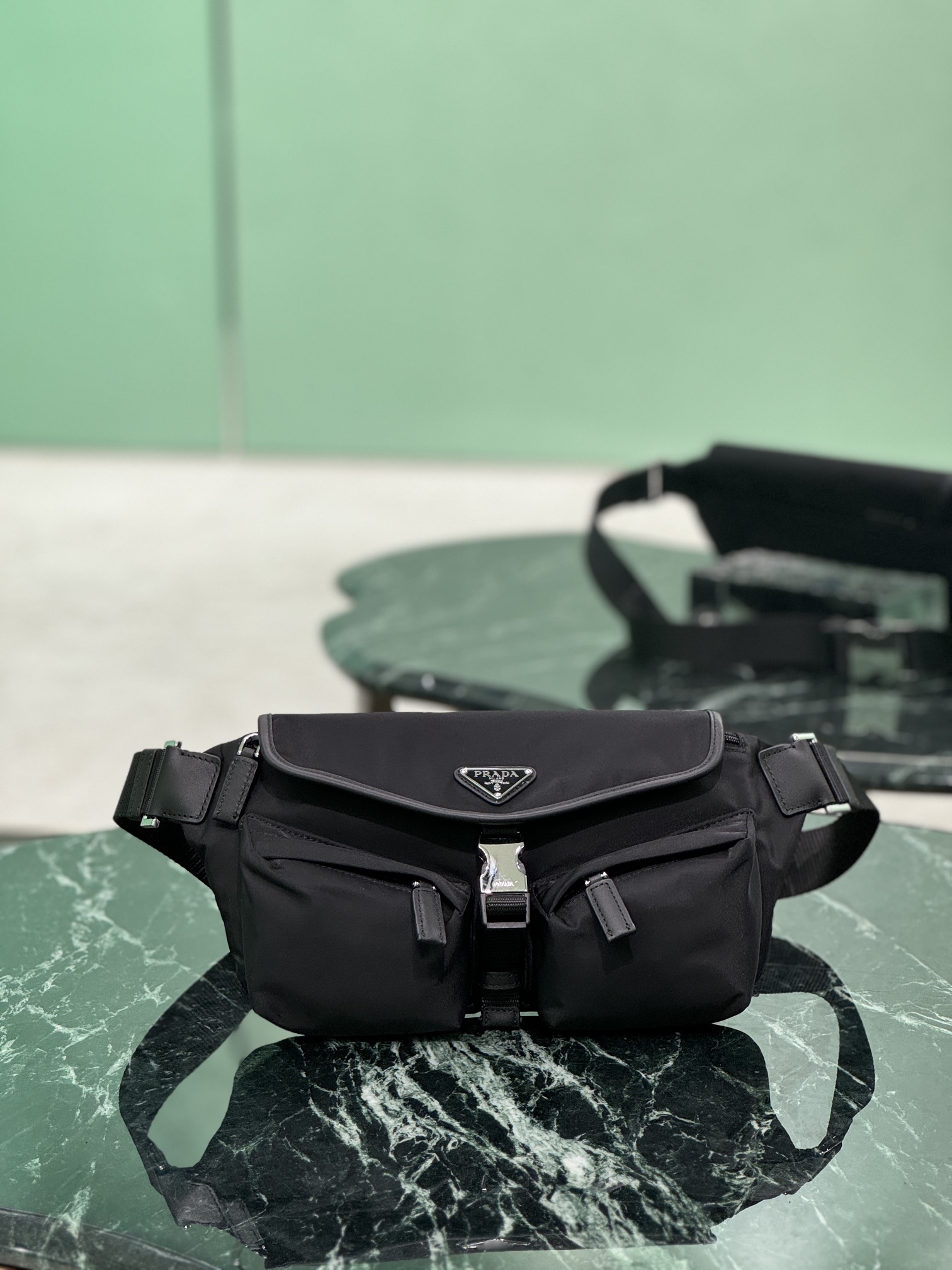 NO:582635,New waist bag/chest bag. This shoulder bag is made of nylon fabric and calfskin. It shows modern charm, adjustable woven nylon shoulder strap and side buckle, flap bag mouth and side buckle, 2 zipper outer pockets, back zipper pocket. Three uses in one bag. Shoulder/chest bag/waist bag, multi-functional. Size 24x18x5.5cm. Style number 2vh174, Prada [top original order], prada, shoulder bags, cowhide19860909新款腰包/胸包 这款单肩包采用尼龙面料和小牛皮.彰显现代魅力, 可调式梭织尼龙肩带与侧面插扣,翻盖包口和侧面插扣,2个拉链外袋,背面拉链口袋.一包三用.单肩/胸包/腰包,多功能 尺寸24x18x5.5cm 款号2vh174,普拉达【顶级原单】,prada,shoulder bags,cowhide,Bag