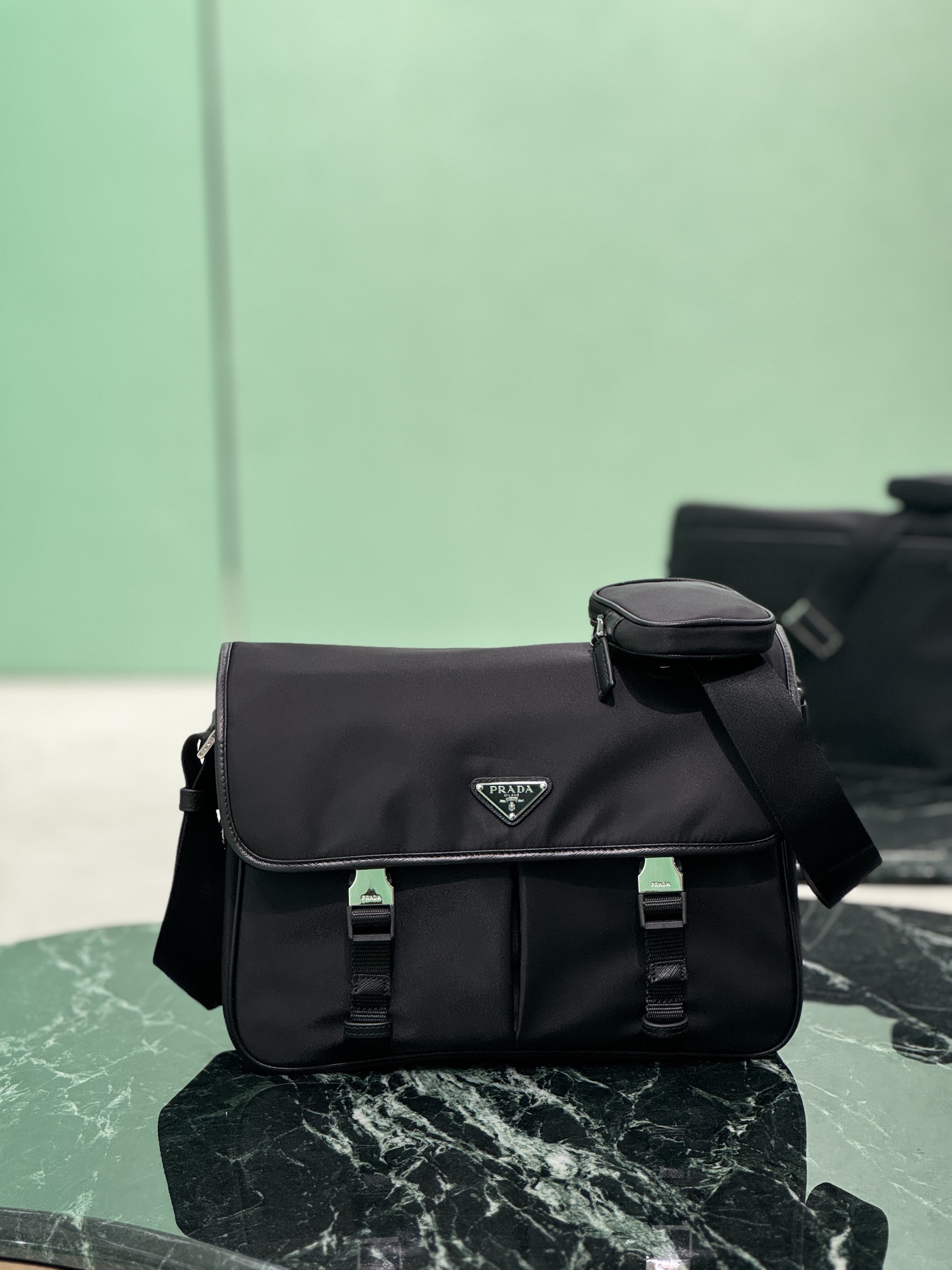 NO:582618,Upgraded version of flap shoulder bag (large size) This nylon flap handbag is decorated with classic saffiano leather trim, equipped with two side opening buckles, and decorated with the iconic triangular metal logo, highlighting the fashionable design style. It is made of imported nylon and saffiano leather material, two front pockets, one of which has a zippered back zipper pocket, two internal mobile phone pockets, and an adjustable nylon logo jacquard shoulder strap, classic and fashionable!  Dimensions: length 32x height 24x bottom 12cm, model number 2VD768, Prada [top original order], prada, shoulder bags19860909升级版 翻盖单肩包(大号) 这款尼龙翻盖手袋饰有经典的saffiano皮革饰边,配有两枚旁开扣,并饰有标志性的三角形金属徽标,彰显时尚设计格调,采用进口尼龙和saffiano皮革材质,两个正面口袋,其中一个带拉链背面拉链袋,两个内部手机袋,又可调式尼龙徽标提花肩带,经典又时尚！ 尺寸长32x高24x底12cm 款号2VD768,普拉达【顶级原单】,prada,shoulder bags,Bag