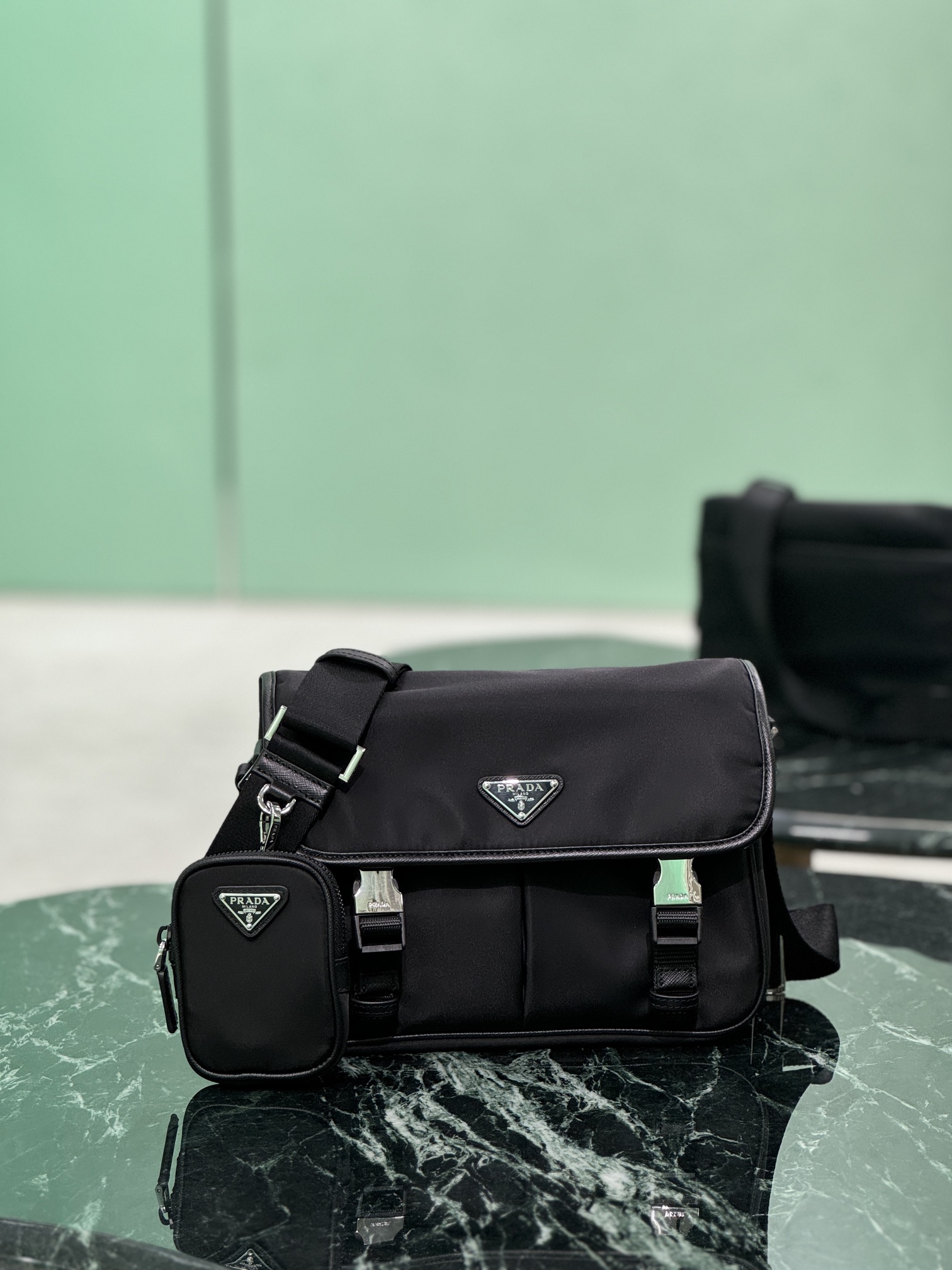 NO:582623,Upgraded Messenger Bag (Medium) This nylon flap handbag is decorated with classic Saffiano leather trim, equipped with two side opening buckles, and is decorated with the iconic triangular metal logo, highlighting the fashionable design style. It is made of imported nylon and Saffiano leather, two front pockets, one of which has a zippered back zipper pocket, two internal mobile phone pockets, and an adjustable nylon logo jacquard shoulder strap. Dimensions 26x20x10cm  Style number 2vd769, Prada [top original order], prada19860909升级版 邮差包(中号) 这款尼龙翻盖手袋饰有经典的Saffiano皮革饰边,配有两枚旁开扣,并饰有标志性的三角形金属徽标,彰显时尚设计格调,采用进口尼龙和Saffiano皮革材质,两个正面口袋,其中一个带拉链背面拉链袋,两个内部手机袋,又可调式尼龙徽标提花肩带. 尺寸26x20x10cm 款号2vd769,普拉达【顶级原单】,prada,Bag