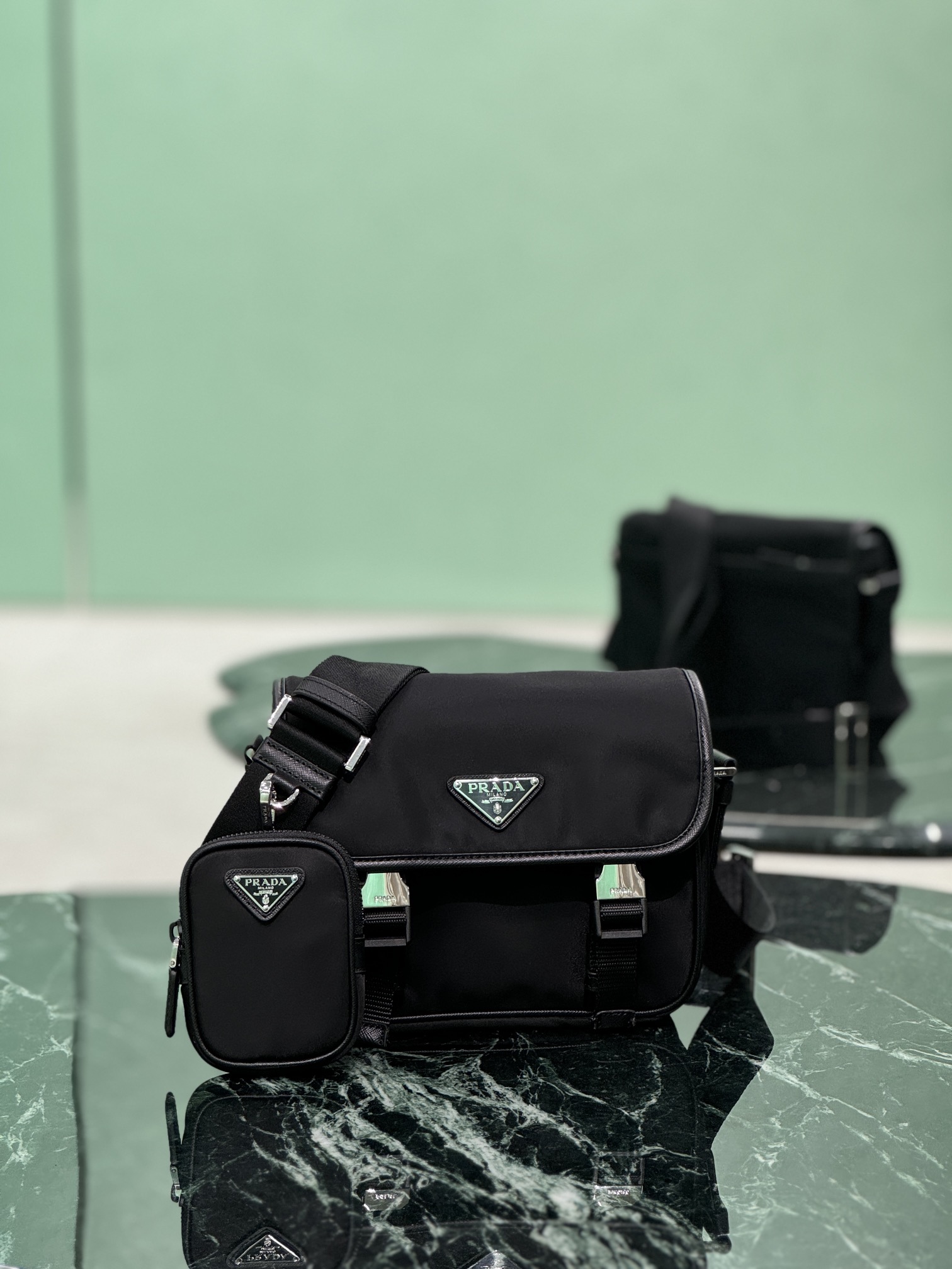 NO:575153,Upgraded version of messenger bag (small size) with the most representative nylon triangle logo element. Simple and latest triangle logo decoration without compressing space. It is super versatile and can also be hung with a small charm bag on the shoulder strap. It can also be hung on the trousers as an accessory. The overall style is low-key, luxurious and versatile. The commuter bag can be casual or cool. It is practical and fashionable to carry, and is super tasteful. Unisex style. Size 22x16x8.5cm.  Style number 2vd034, Prada [top original order], prada19860909升级版 邮差包(小号) 极具代表性的尼龙三角标元素 简单的最新三角标装饰,而且不压缩空间 超能装同时肩带还挂着小挂饰小包,也可以把它挂在裤头当饰品呼应 整体低调奢华又百搭,通勤包型可休闲可酷 背起来又实用又时尚,超级有品味 男女共用款 尺寸22x16x8.5cm 款号2vd034,普拉达【顶级原单】,prada,Bag