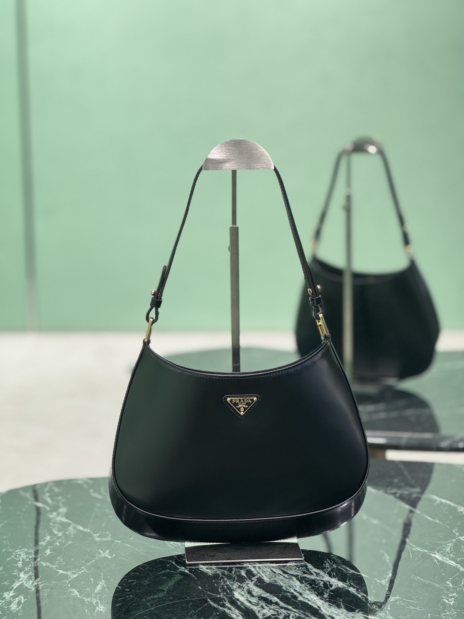 NO:208626,Cleo underarm bag (gold hardware) The mid-range underarm bag that was popular this year has always been very popular, with delicate and smooth skin. The special-shaped bag design is cool and fashionable, with enough capacity, light and can be installed. It is really perfect, and the retro feel is styling!  Size length 26.5x height 15x bottom 4cm model number 1BC499, Prada [top original list], christian louboutin, prada19860909Cleo腋下包(金色五金) 今年大火的中古款腋下包 一直很受欢迎 ,全皮细腻光滑 异形的包型设计 又酷又时尚,容量足够用 轻便能装 又不过时真是太完美,复古feel凹造型！ 尺寸长26.5x高15x底4cm 款号1BC499,普拉达【顶级原单】,christian louboutin,prada,Bag