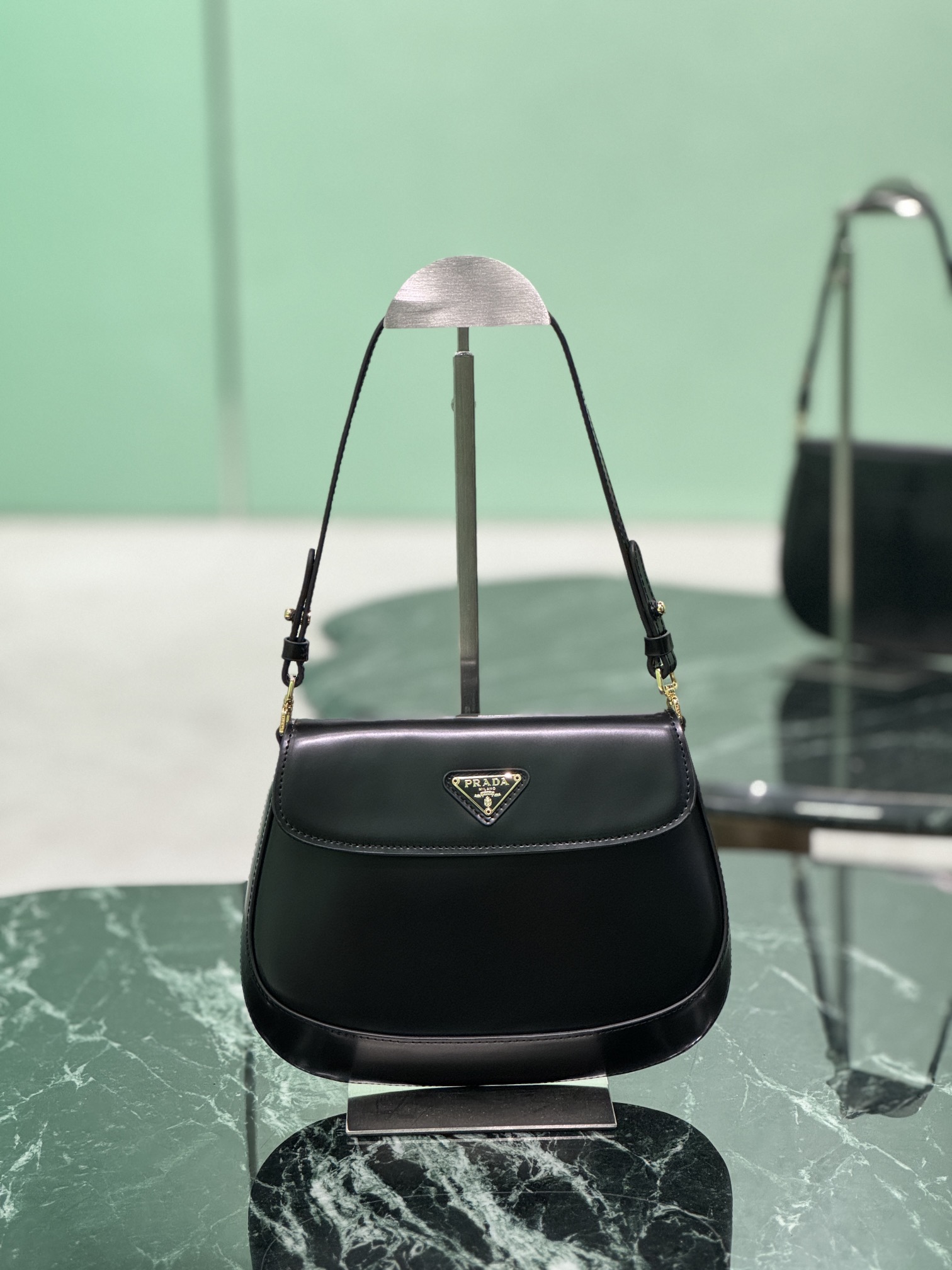 NO:208635,Cleo series flip cover (gold hardware) is made of imported leather open bead calf leather material, privately customized white quilt hardware, a different goddess underarm bag, and another popular style that never goes out of date!  OEM code 165 Size 23X18X2.5CM Model number 1BD311, Prada [top original list], christian louboutin, prada, cowhide19860909Cleo系列翻盖(金色五金) 采用进口皮革开边珠小牛皮材质,私定白呖五金,不一样的女神腋下包,又是一款永不过时的爆款！代工码165 尺寸23X18X2.5CM 款号 1BD311,普拉达【顶级原单】,christian louboutin,prada,cowhide,Bag