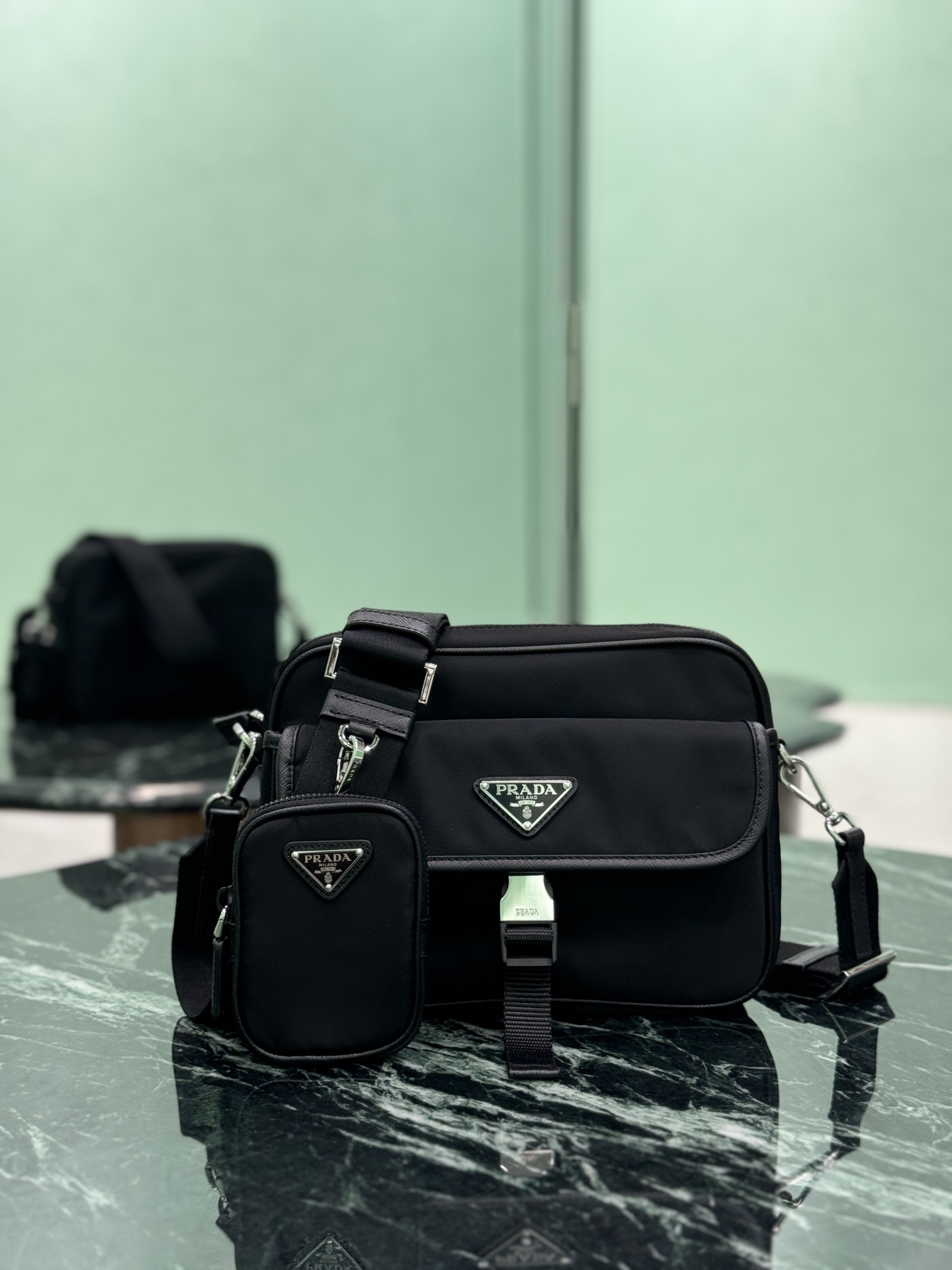 NO:582660,Men's messenger bag This crossbody bag is made of imported nylon fabric, detachable and adjustable nylon strap and leather shoulder strap, with detachable pouch, flip-top enameled metal triangle logo, zipper closure, external pocket with flap and side buckle, recycled nylon lining, lightweight and practical. Dimensions: length 22x height 16x bottom 5cm, style number 2VH133, Prada [top original order], prada, satchels, crossbody bags19860909男士邮差包 这款斜挎包采用进口尼龙面料,可拆卸可调式尼龙带和皮革肩带,配可拆卸小袋,翻盖涂珐琅金属三角形徽标、拉链拉合,外部口袋,配翻盖和旁开扣,再生有字尼龙衬里,轻便又实用. 尺寸长22x高16x底5cm 款号2VH133,普拉达【顶级原单】,prada,satchels,crossbody bags,Bag