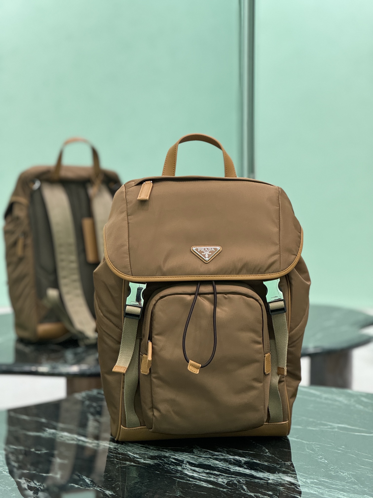 NO:582731,Men's Backpack Classic Triangle Mark Made of imported parachute fabric, top-grade brushed hardware, this sports style parachute backpack is equipped with practical pockets on the front and both sides and 4 practical D buckles, which can be matched with various hanging accessories!  There are two pockets inside, one of which is equipped with a zipper, and the wiring is perfect. It is fashionable and lightweight. The size is 27cm long × 45cm high × 17cm wide. Style number 2VZ135, Prada [top original order], prada, backpacks19860909男士双肩背包 经典三角唛 采用进口降落伞布料,顶级拉丝五金配件,运动风降落伞双肩背包正面和两侧皆设有实用口袋及4个实用性较强的D扣,可搭配各种挂饰！内设有两个口袋、其中一个配有拉链、走线做工完美 时尚轻便 尺寸长27cm×高45cm×宽17cm 款号2VZ135,普拉达【顶级原单】,prada,backpacks,Bag