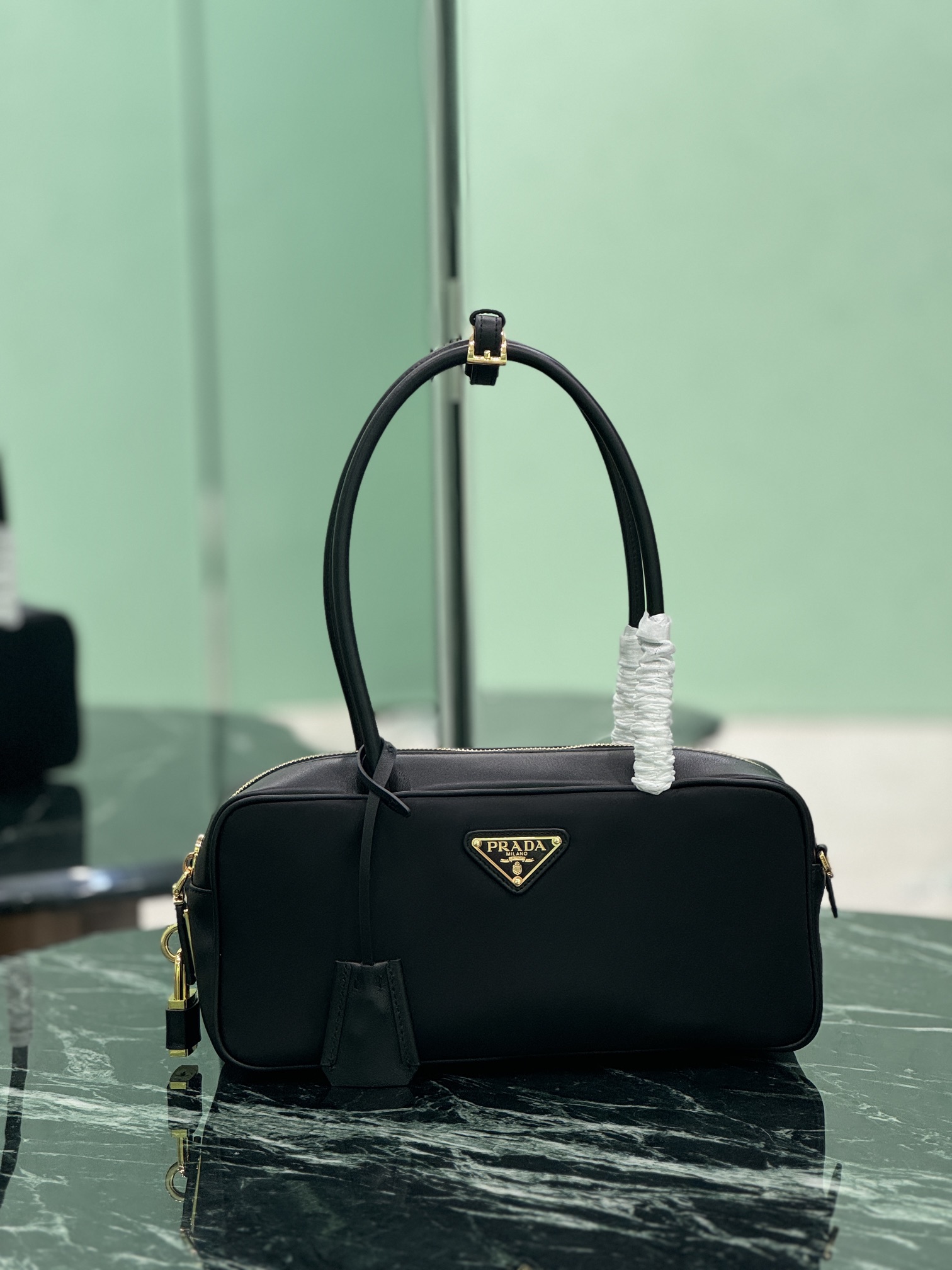 NO:201623,Genuine new lock bag [Small] This handbag is crisp and compact in shape, made of recycled nylon (Re-Nylon) and leather, exquisite and elegant. It is decorated with metal hardware accessories and enamel-coated triangle metal logos, and zippers and padlock closures add unique elements.  Large capacity and space. Size length 28x height 13x bottom 8cm model number 1BB133, Prada [top original list], prada19860909正品级 新款锁头包【小号】 这款手提包造型挺括而小巧,采用再生尼龙 (Re-Nylon）和皮革材质,精致优雅.饰有金属五金配件和涂珐琅三角形金属徽标,拉链和挂锁开合增添别致元素．容量空间大. 尺寸长28x高13x底8cm 款号1BB133,普拉达【顶级原单】,prada,Bag