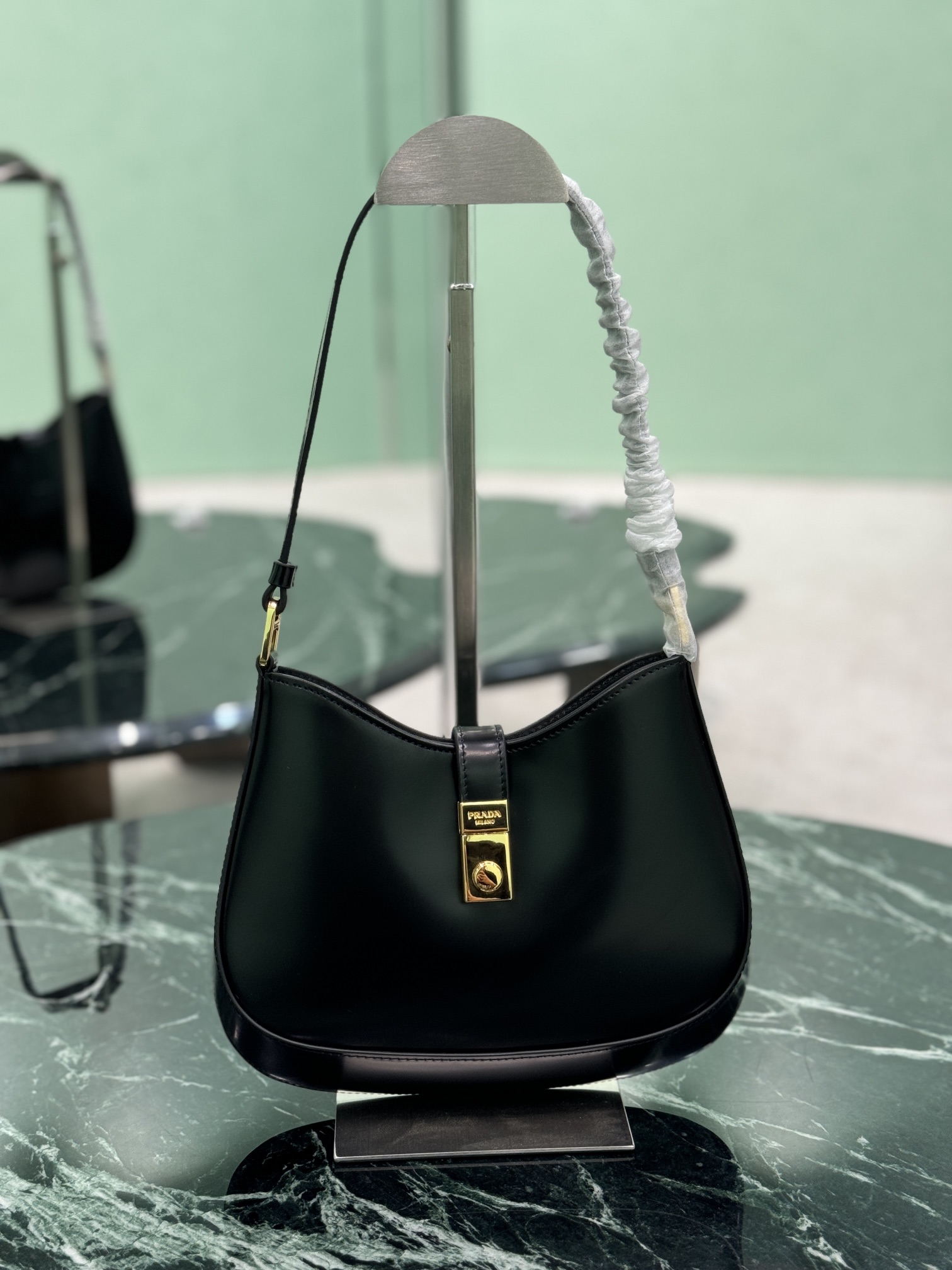 NO:208608,New underarm bag This Cheo shoulder bag is made of imported shiny cowhide, which can be carried and back on the shoulder. The front is equipped with lock head opening and closing, and it is exquisite and charming. The special-shaped bag design is cool and fashionable, and the capacity is light enough to fit. Size 22x height 18.5x bottom 4.5cm model number 1BC169 light leather, Prada [top original list], prada, shoulder bags, cowhide19860909新款腋下包 这款Cheo单肩包采用进口亮面牛皮,可手提可肩背.正面配锁头开合.焕发精致魅力.异形的包型设计,又酷又时尚,容量足够用轻便能装. 尺寸长22x高18.5x底4.5cm 款号1BC169光皮,普拉达【顶级原单】,prada,shoulder bags,cowhide,Bag