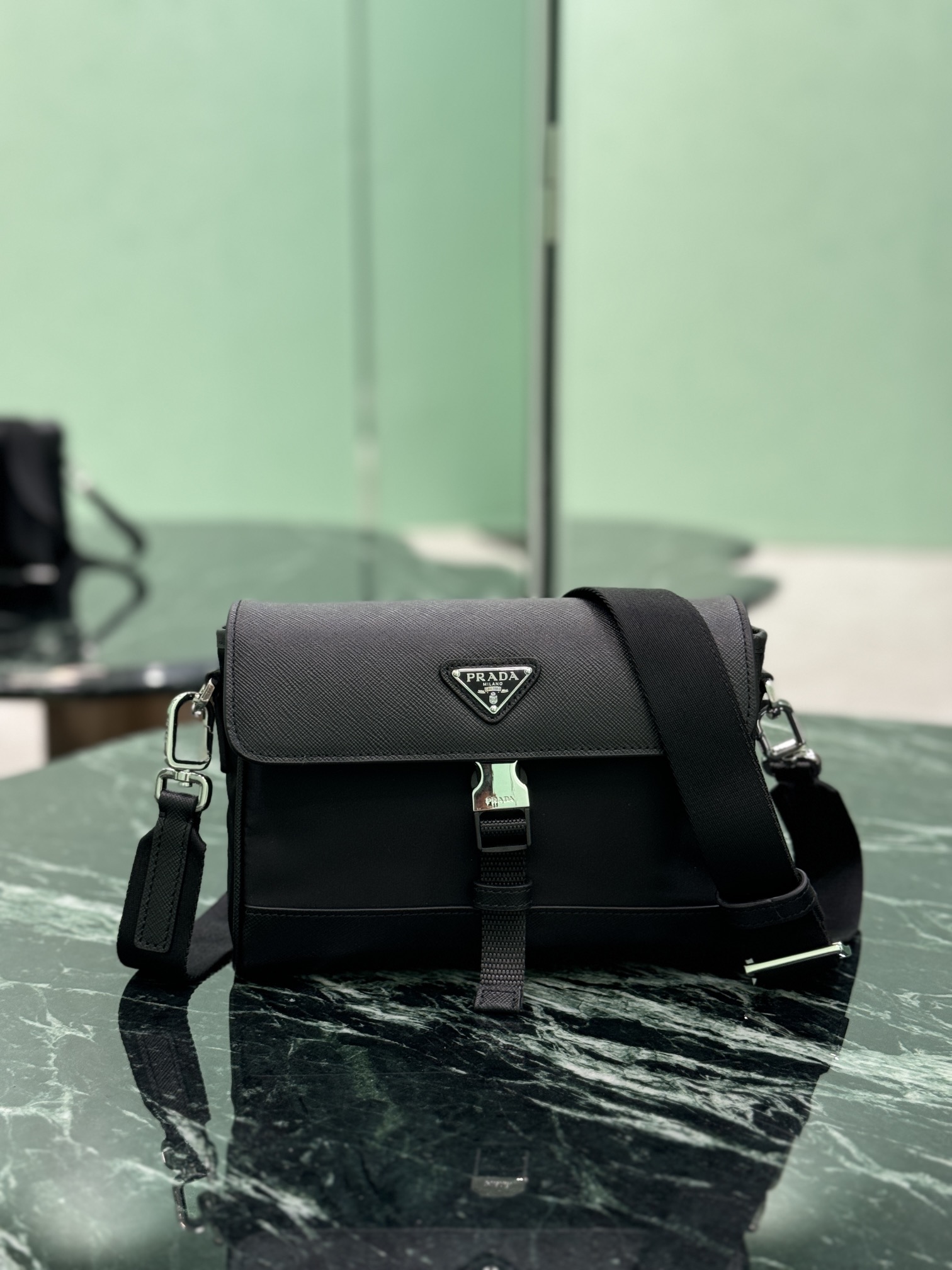 NO:575132,New Messenger Bag This shoulder bag is made of Re-Nylon regenerated nylon material and decorated with leather details, highlighting a modern mix of materials. Regenerated nylon yarn ECONYL is made from purified ocean plastics, fishing nets and textile fiber recycling. The body of the bag is decorated with an enameled triangular metal logo, creating a distinctive design style with iconic elements from the brand's history. Dimensions: length 20c, height 15.5x bottom 4cm  Style number 2VD044, Prada [top original order], prada, shoulder bags19860909新款邮差包 这款单肩包采用Re-Nylon再生尼龙材质打造,并饰以皮革细节,彰显充满现代感的材质混搭设计.再生尼龙纱线ECONYL通过提纯海洋塑料、渔网和纺织纤维回收物制成.包身饰有涂珐琅三角形金属徽标,以品牌历史上的标志性元素塑造鲜明的设计风格. 尺寸长20c高15.5x底4cm 款号2VD044,普拉达【顶级原单】,prada,shoulder bags,Bag