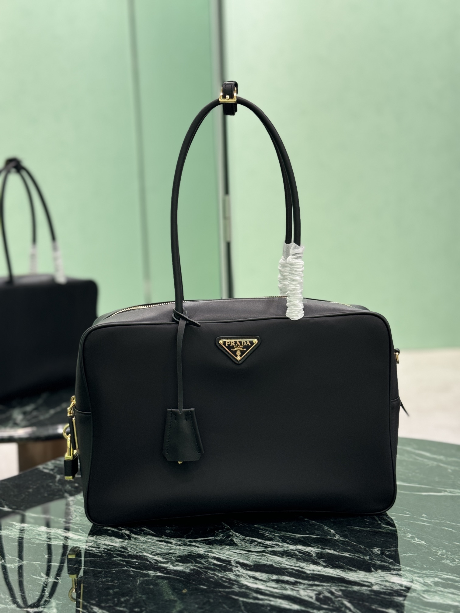 NO:201610,Genuine new lock bag [Large] This Tessuto Tocker handbag is crisp and compact, made of recycled nylon (Re-Nylon) and imported calfskin, and is equipped with a long removable shoulder strap, exquisite and elegant. It is decorated with metal hardware accessories, zippers and favorite padlocks to add chic elements. Large capacity and space!  Size length 34x height 23x bottom 10cm model number 1BB131, Prada [top original list], prada, cowhide19860909正品级 新款锁头包【大号】 这款Tessuto Tocker手提包造型挺括而小巧,采用再生尼龙（Re-Nylon）和进口小牛皮材质,配有一条可拆卸长肩带,精致优雅.饰有金属五金配件,拉链和最爱挂锁开合增添别致元素.容量空间大！ 尺寸长34x高23x底10cm 款号1BB131,普拉达【顶级原单】,prada,cowhide,Bag