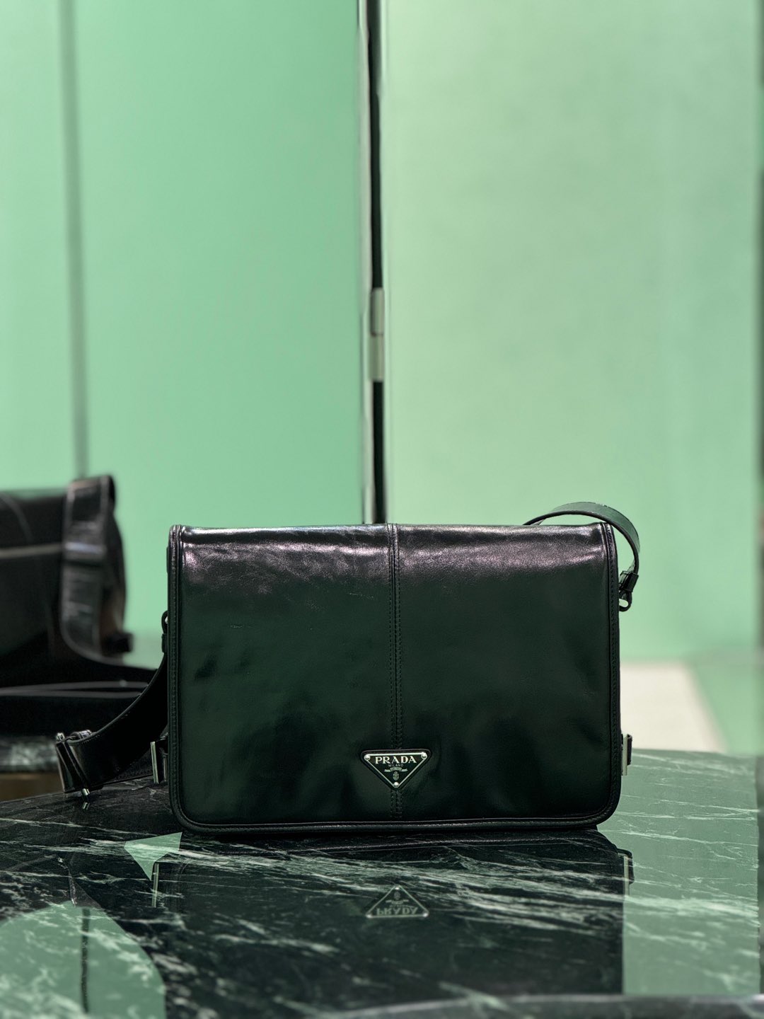 NO:582647,Men's waxed leather bag. This shoulder bag is carefully crafted from soft and lustrous leather. It has a unique streamlined silhouette and is decorated with a unique triangle logo. It has a decorative side strap with buckle and an adjustable leather shoulder strap. The maximum length of the shoulder strap is 120 cm - the minimum length is 80 cm - the maximum drop length is 52 cm - the minimum drop length is 30 cm. It is fashionable and versatile. Dimensions: Length 30x Height 20x Bottom 11cm  Style number 2VD073, Prada [top original order], prada, shoulder bags19860909男款油腊皮包 这款单肩包选用柔软而富有光泽的皮革精心制作,特有流线型廓形,饰以独特的三角形徽标,带搭扣的侧面装饰袢带,可调式皮革肩带.肩带最大长度120厘米 - 最小长度80厘米 - 最大垂长52厘米 - 最小垂长30厘米,时尚百搭. 尺寸长30x高20x底11cm 款号2VD073,普拉达【顶级原单】,prada,shoulder bags,Bag