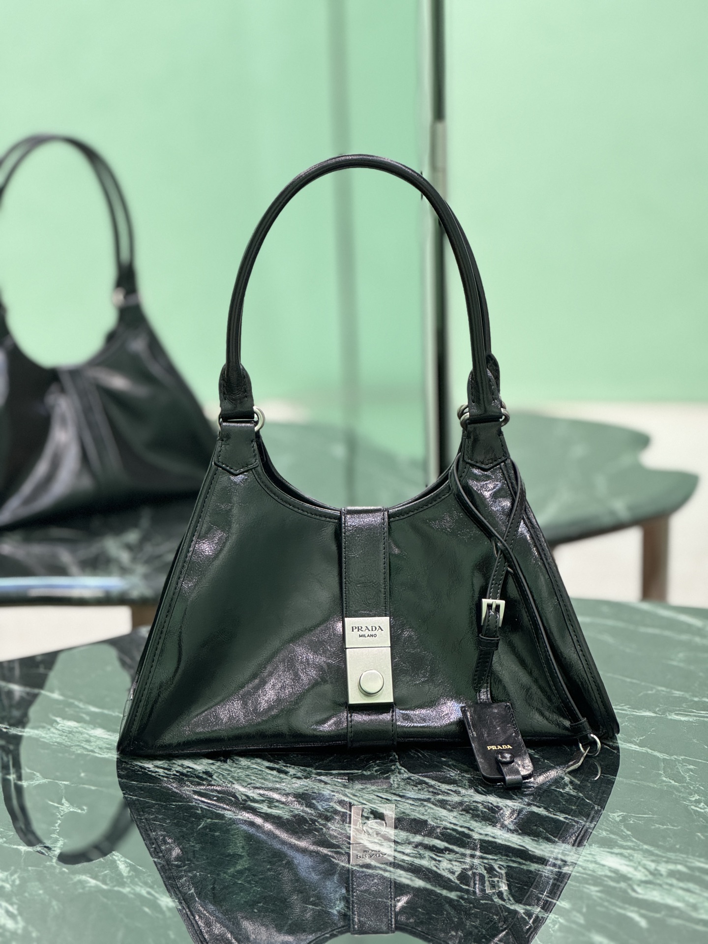 NO:582592,New model for spring and summer. This catwalk style is made of imported waxed leather, top-grade hardware, and the front panel is equipped with a buckle lock opening and closing. It has a large capacity and can be carried by hand or on the shoulder. Dimensions: length 30.5x height 17.5x base 9cm. Style number 1BG563, Prada [top original order], prada19860909春夏新款 这款走秀款采用进口油腊皮,顶级五金,前幅配有插扣锁开合,容量空间大,又可手提又可肩背. 尺寸长30.5x高17.5x底9cm 款号1BG563,普拉达【顶级原单】,prada,Bag