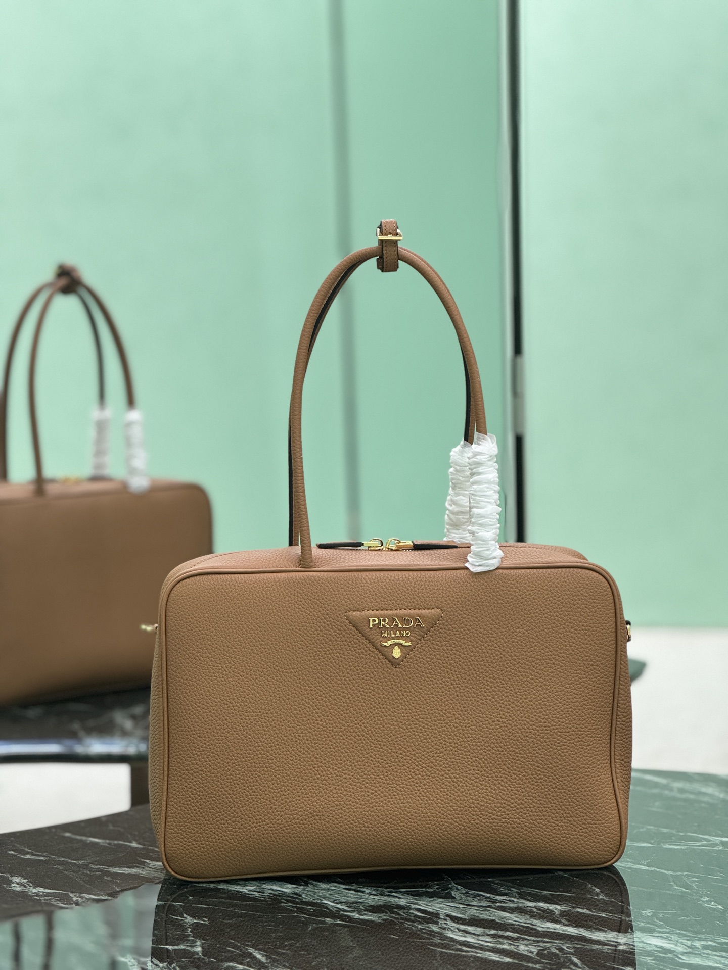 NO:582225,Purchasing agent level long handle handbag (large size) Elegant geometric lines outline the exquisite silhouette of this handbag, which is sinuous and gives off a modern atmosphere. The structured bag body is made of leather and is made with exquisite craftsmanship. It is equipped with exquisite details and demonstrates the brand's ingenious craftsmanship. Shiny metal accessories and the iconic enameled metal triangle logo add to the ingenious details. There is a zipper pocket inside, size 35×23×10cm  Style number 1BB128, Prada [top original order], prada19860909代购级 长柄手提包(大号) 优雅几何线条勾勒此款手提包的精致廓形,蜿蜒有致,释放现代气息.结构式包身取材皮革,藉由精湛技艺打造,搭载考究细节,彰示品牌的匠心工艺.闪亮金属配件与标志性的涂珐琅金属三角形徽标平添细节巧思,内里配一个拉链口袋, 尺寸35×23×10cm 款号1BB128,普拉达【顶级原单】,prada,Bag