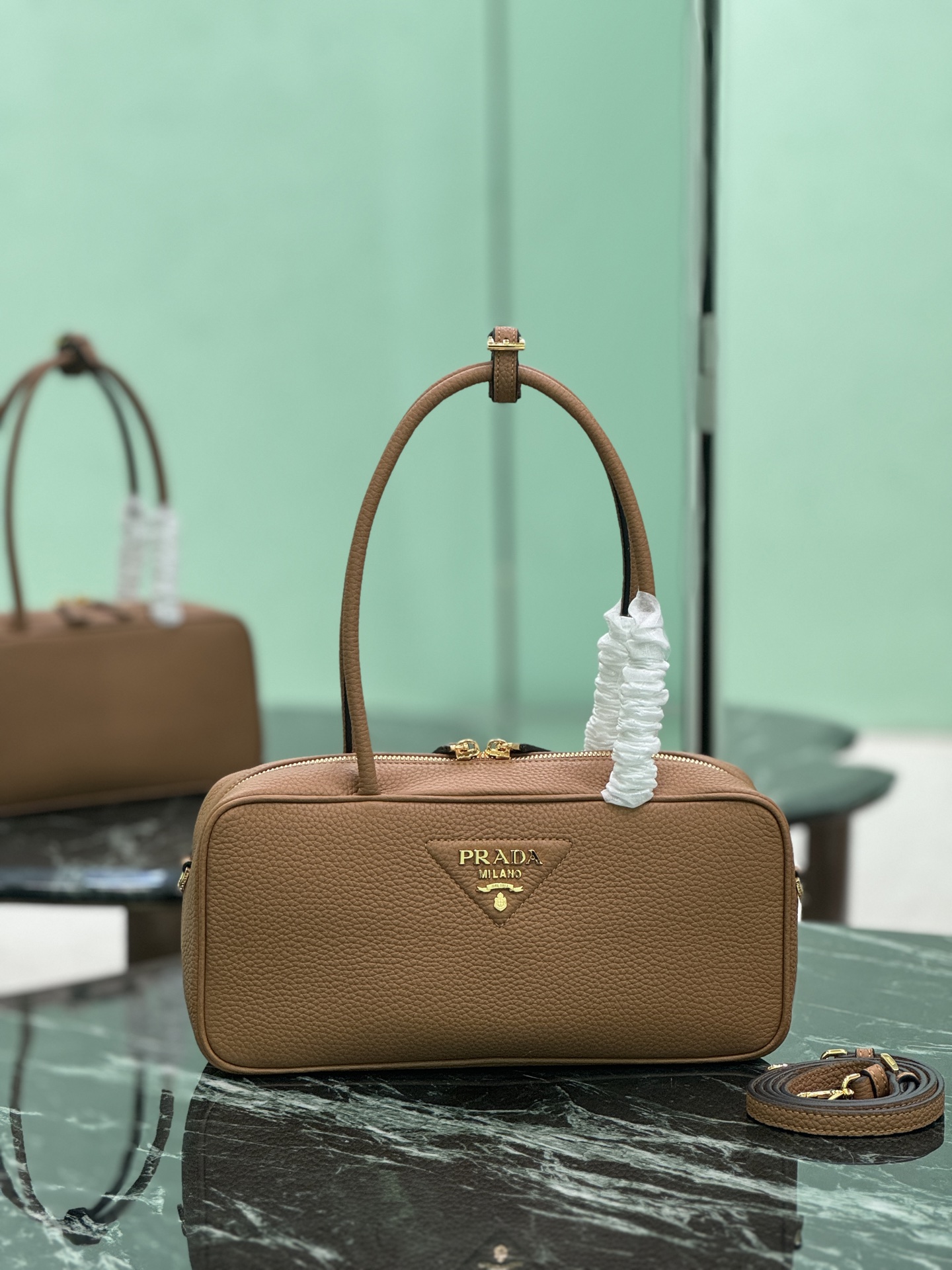 NO:582199,Purchasing-level long-handle handbag (small size) Elegant geometric lines outline the exquisite silhouette of this handbag, which is sinuous and gives off a modern atmosphere. The structured bag body is made of leather and is made with exquisite craftsmanship. It is equipped with exquisite details and demonstrates the brand's ingenious craftsmanship. Shiny metal accessories and the iconic enameled metal triangle logo add to the ingenious details. There is a zipper pocket inside, size 29×14×8.5cm  Style number 1BB126, Prada [top original order], prada19860909代购级 长柄手提包(小号) 优雅几何线条勾勒此款手提包的精致廓形,蜿蜒有致,释放现代气息.结构式包身取材皮革,藉由精湛技艺打造,搭载考究细节,彰示品牌的匠心工艺.闪亮金属配件与标志性的涂珐琅金属三角形徽标平添细节巧思,内里配一个拉链口袋, 尺寸29×14×8.5cm 款号1BB126,普拉达【顶级原单】,prada,Bag