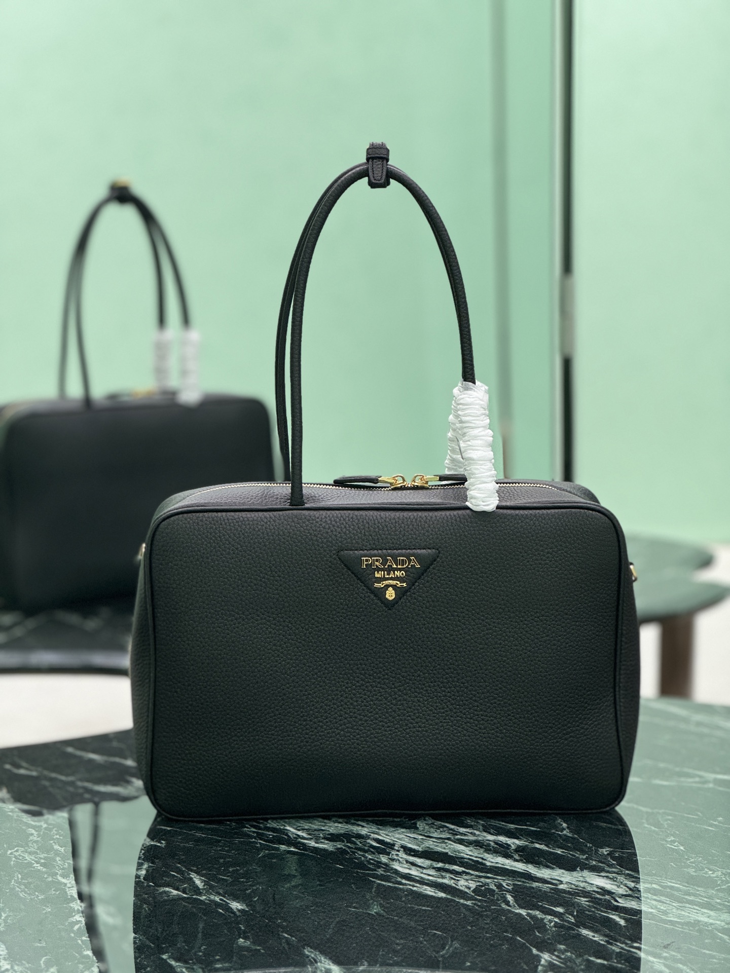 NO:582205,Purchasing agent level long handle handbag (large size) Elegant geometric lines outline the exquisite silhouette of this handbag, which is sinuous and gives off a modern atmosphere. The structured bag body is made of leather and is made with exquisite craftsmanship. It is equipped with exquisite details and demonstrates the brand's ingenious craftsmanship. Shiny metal accessories and the iconic enameled metal triangle logo add to the ingenious details. There is a zipper pocket inside, size 35×23×10cm  Style number 1BB128, Prada [top original order], prada19860909代购级 长柄手提包(大号) 优雅几何线条勾勒此款手提包的精致廓形,蜿蜒有致,释放现代气息.结构式包身取材皮革,藉由精湛技艺打造,搭载考究细节,彰示品牌的匠心工艺.闪亮金属配件与标志性的涂珐琅金属三角形徽标平添细节巧思,内里配一个拉链口袋, 尺寸35×23×10cm 款号1BB128,普拉达【顶级原单】,prada,Bag