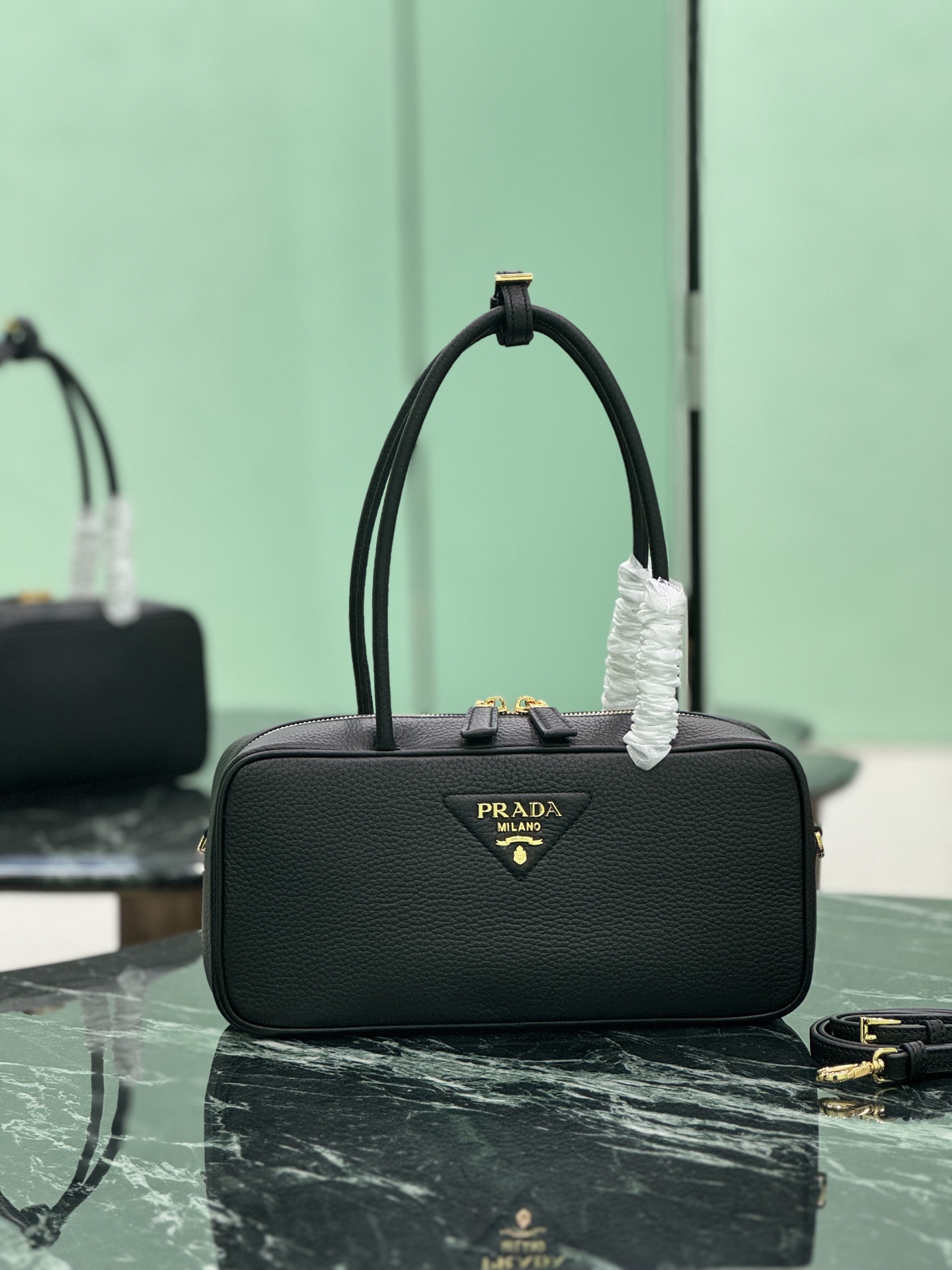 NO:582211,Purchasing-level long-handle handbag (small size) Elegant geometric lines outline the exquisite silhouette of this handbag, which is sinuous and gives off a modern atmosphere. The structured bag body is made of leather and is made with exquisite craftsmanship. It is equipped with exquisite details and demonstrates the brand's ingenious craftsmanship. Shiny metal accessories and the iconic enameled metal triangle logo add to the ingenious details. There is a zipper pocket inside, size 29×14×8.5cm  Style number 1BB126, Prada [top original order], prada19860909代购级 长柄手提包(小号) 优雅几何线条勾勒此款手提包的精致廓形,蜿蜒有致,释放现代气息.结构式包身取材皮革,藉由精湛技艺打造,搭载考究细节,彰示品牌的匠心工艺.闪亮金属配件与标志性的涂珐琅金属三角形徽标平添细节巧思,内里配一个拉链口袋, 尺寸29×14×8.5cm 款号1BB126,普拉达【顶级原单】,prada,Bag