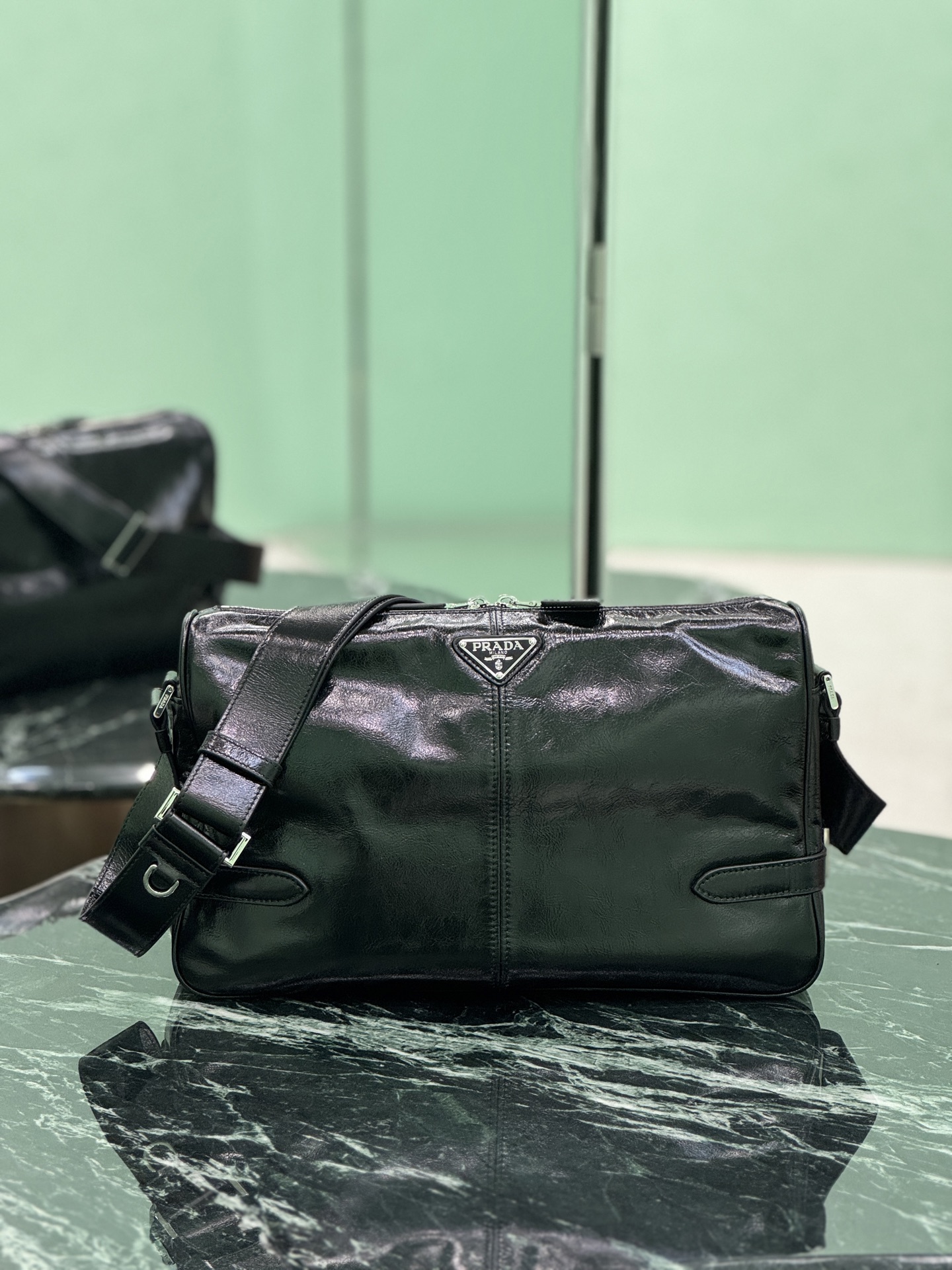 NO:582643,Oiled leather messenger bag This shoulder bag is carefully made of soft and shiny oiled leather. It has a smooth and simple silhouette with exquisite details and is decorated with a unique triangular logo. It is fashionable and versatile. Adjustable leather shoulder strap. Dimensions: length 35x height 22x bottom 12cm. Style number 2VH187, Prada [top original order], prada, shoulder bags19860909油腊皮邮差包 这款单肩包选用柔软而富有光泽的油腊皮革精心制作,流畅简约的廓形搭配精致细节,饰以独特的三角形徽标,时尚百搭.可调式皮革肩带. 尺寸长35x高22x底12cm 款号2VH187,普拉达【顶级原单】,prada,shoulder bags,Bag