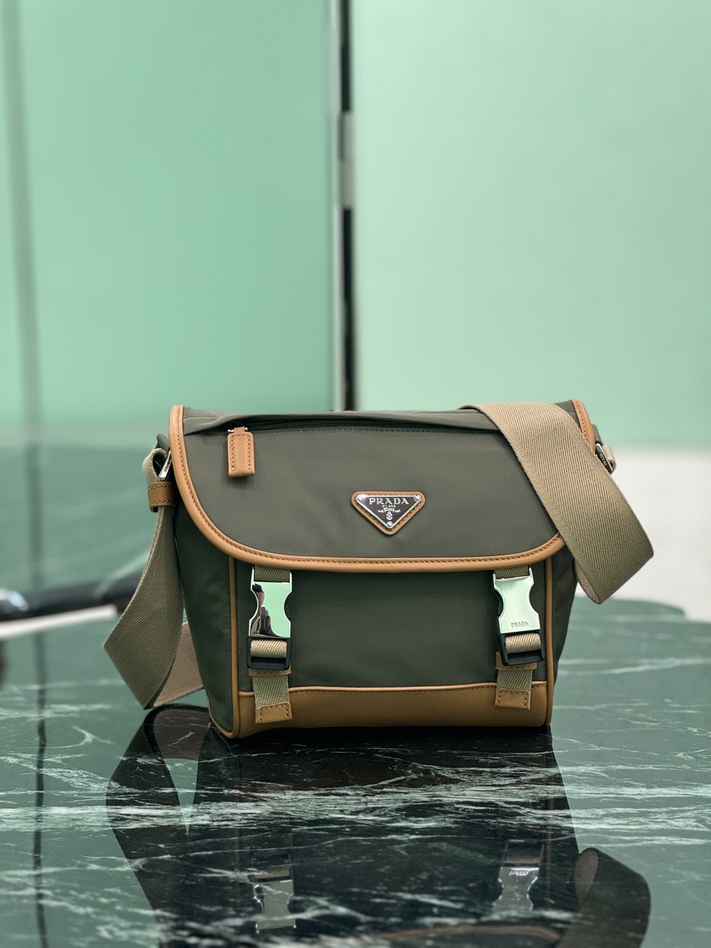 NO:582733,Messenger bag (small size) This messenger bag is designed with Re-Nylon recycled nylon fabric, with contrasting calf leather, flap and snap lock closure, three external zipper pockets, internal zipper pocket and patch pocket. It has large capacity and is a timeless and popular style. Size 20×19×10cm. Style number 2vd066, Prada [top original order], prada, cowhide19860909邮差包 (小号) 这款邮差包由Re-Nylon再生尼龙面料设计,配撞色小牛皮,翻盖和按锁开合,三个外部拉链式口袋,内部拉链式口袋和贴袋.容量空间大,又是一款永久不过时爆款 尺寸20×19×10cm 款号2vd066,普拉达【顶级原单】,prada,cowhide,Bag