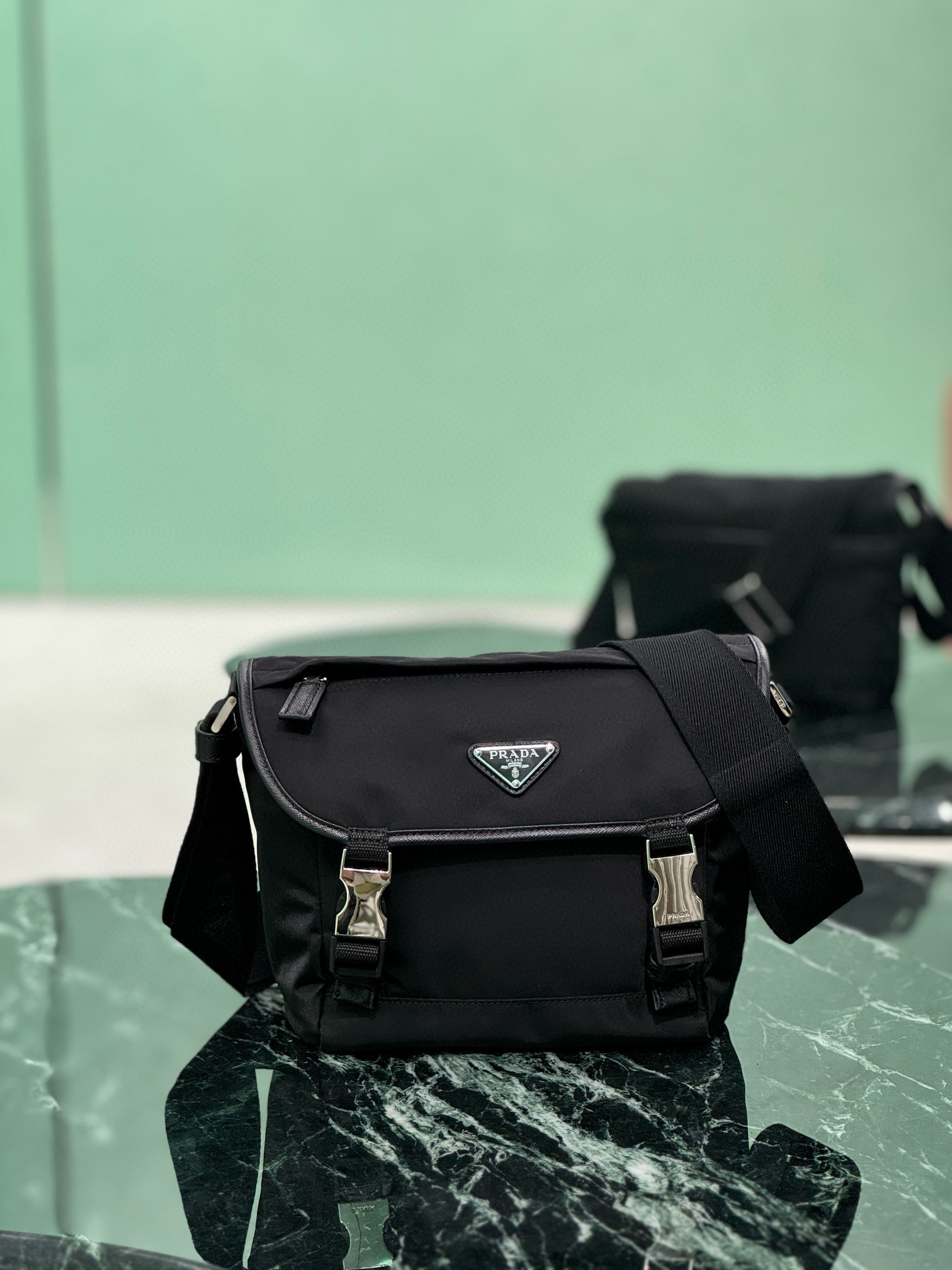 NO:582752,Messenger bag (small size) This messenger bag is designed with Re-Nylon recycled nylon fabric, with contrasting calf leather, flap and snap lock closure, three external zipper pockets, internal zipper pocket and patch pocket. It has large capacity and is a timeless and popular style. Size 20×19×10cm. Style number 2vd066, Prada [top original order], prada, cowhide19860909邮差包 (小号) 这款邮差包由Re-Nylon再生尼龙面料设计,配撞色小牛皮,翻盖和按锁开合,三个外部拉链式口袋,内部拉链式口袋和贴袋.容量空间大,又是一款永久不过时爆款 尺寸20×19×10cm 款号2vd066,普拉达【顶级原单】,prada,cowhide,Bag