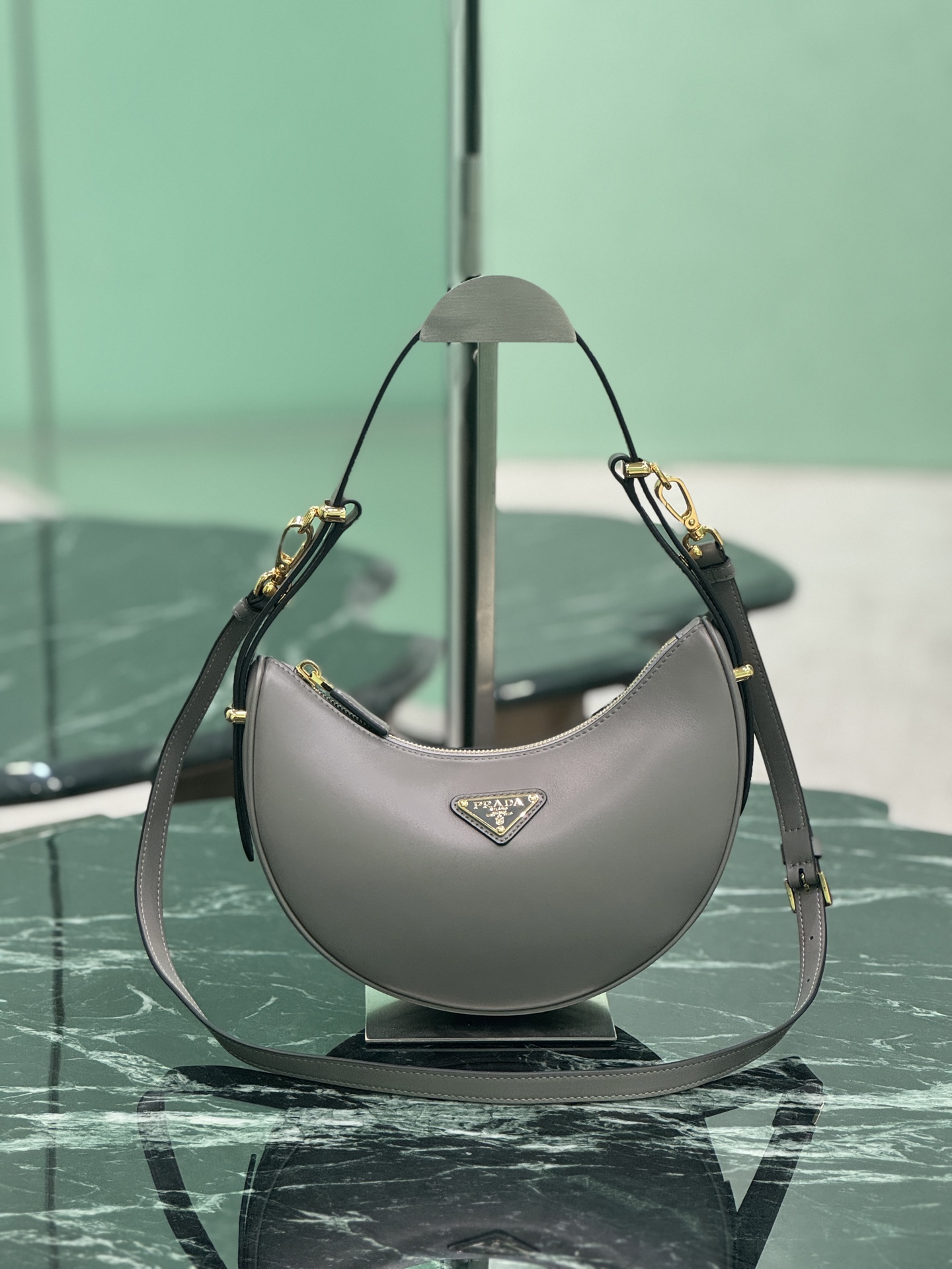 NO:208519,Moon handbag [New version] This simple Moon handbag brings modern and versatile charm from cowhide. The curved body design is equipped with 2 long/short adjustable shoulder straps, which is easy to change the shape at will. The inner is equipped with imported lambskin, and the metal accessories add a bright and stylish style. The size is 22.5x high 18.5x bottom 6.5cm. Model number 1BC194, Prada [top original list], prada, cowhide, sheepskin19860909Moon手袋【新版本】 这款简约Moon手袋为牛皮绽现摩登百搭的魅力.弧形包身设计,配有2条长/短可调节肩带,便于随心转换造型.内配进口小羊皮,金属配件更添亮丽格调. 尺寸长22.5x高18.5x底6.5cm 款号1BC194,普拉达【顶级原单】,prada,cowhide,sheepskin,Bag