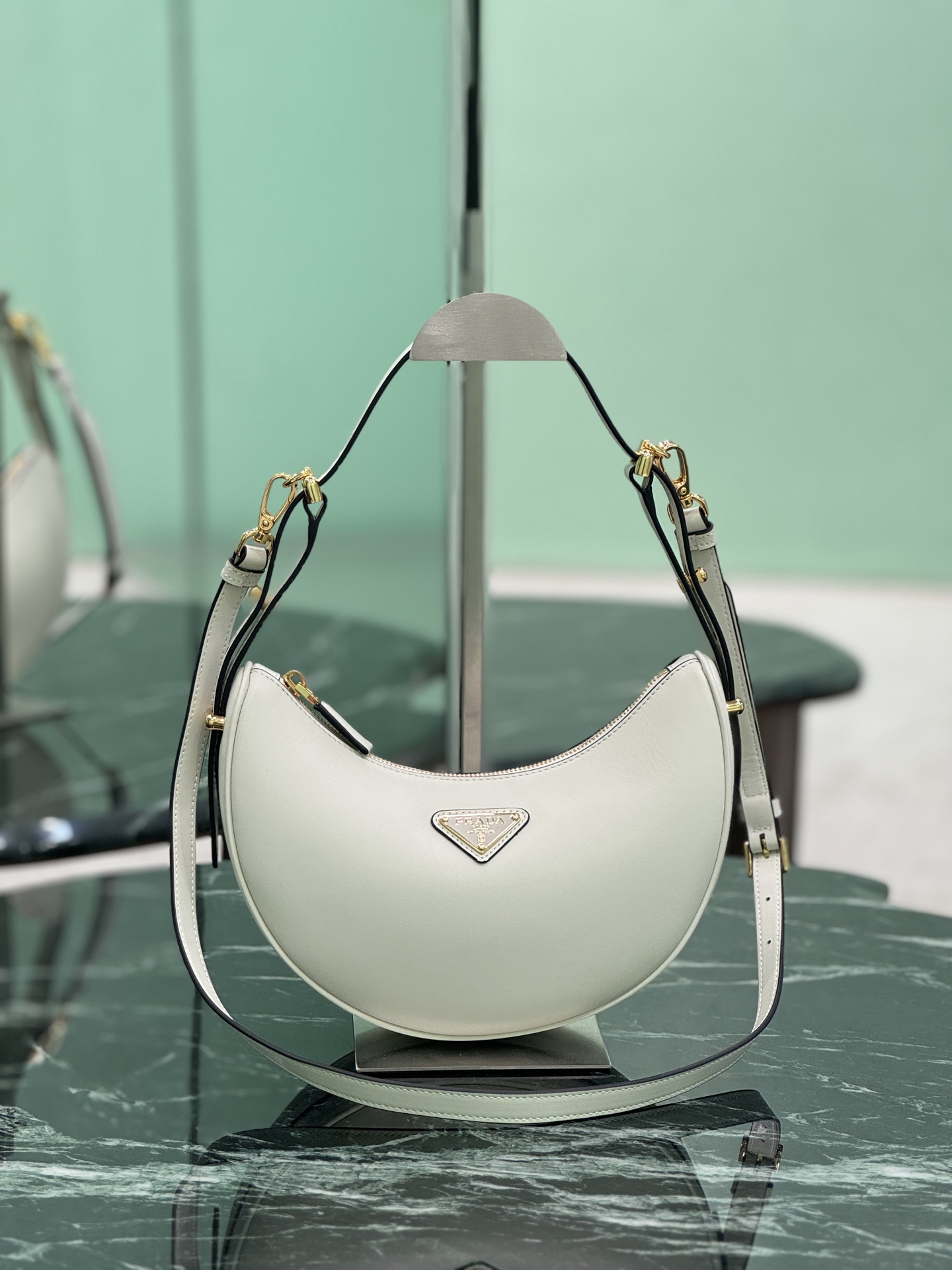 NO:208527,Moon handbag [New version] This simple Moon handbag brings modern and versatile charm from cowhide. The curved body design is equipped with 2 long/short adjustable shoulder straps, which is easy to change the shape at will. The inner is equipped with imported lambskin, and the metal accessories add a bright and stylish style. The size is 22.5x high 18.5x bottom 6.5cm. Model number 1BC194, Prada [top original list], prada, cowhide, sheepskin19860909Moon手袋【新版本】 这款简约Moon手袋为牛皮绽现摩登百搭的魅力.弧形包身设计,配有2条长/短可调节肩带,便于随心转换造型.内配进口小羊皮,金属配件更添亮丽格调. 尺寸长22.5x高18.5x底6.5cm 款号1BC194,普拉达【顶级原单】,prada,cowhide,sheepskin,Bag