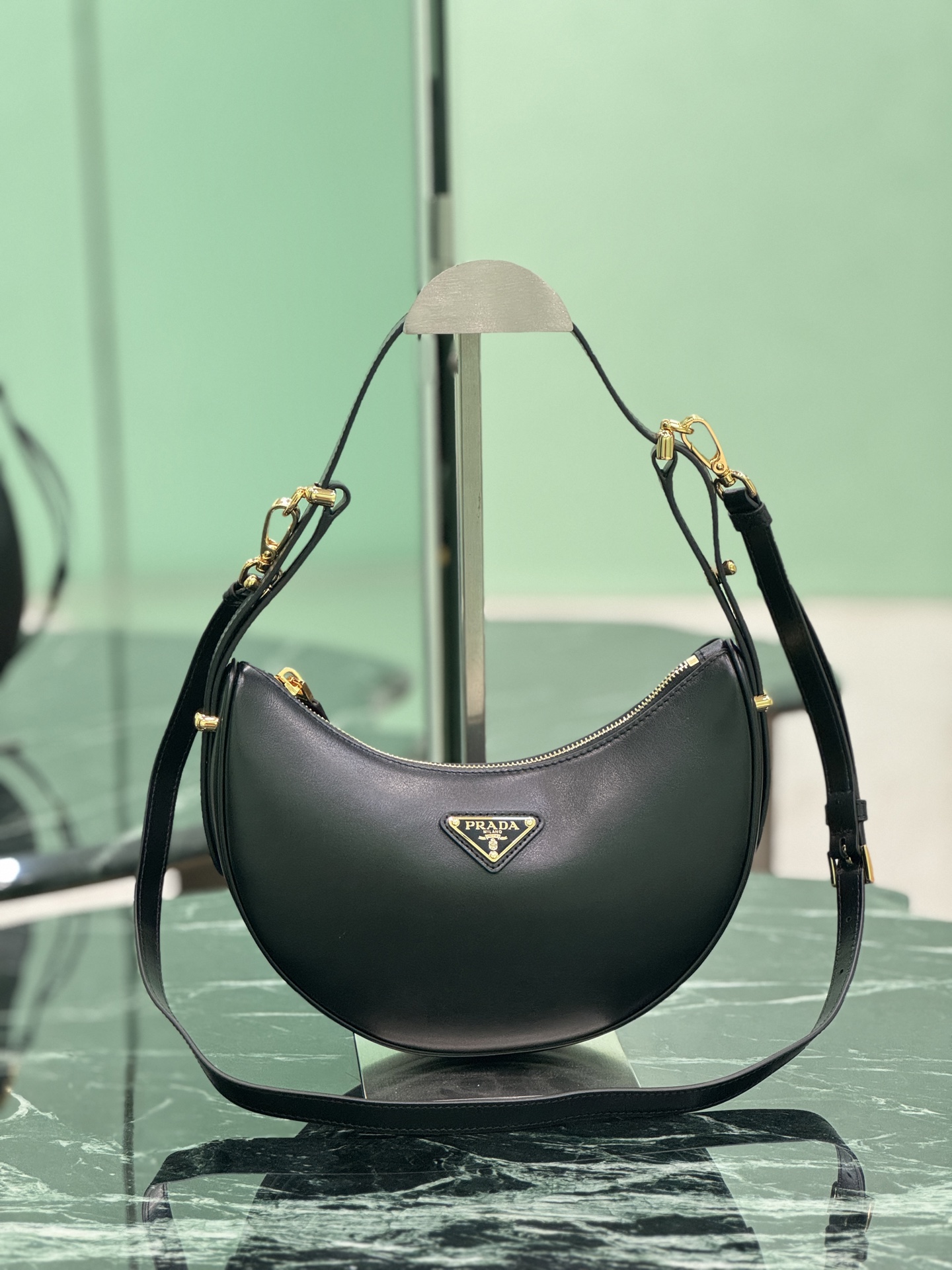 NO:208500,Moon handbag [New version] This simple Moon handbag brings modern and versatile charm from cowhide. The curved body design is equipped with 2 long/short adjustable shoulder straps, which is easy to change the shape at will. The inner is equipped with imported lambskin, and the metal accessories add a bright and stylish style. The size is 22.5x high 18.5x bottom 6.5cm. Model number 1BC194, Prada [top original list], prada, cowhide, sheepskin19860909Moon手袋【新版本】 这款简约Moon手袋为牛皮绽现摩登百搭的魅力.弧形包身设计,配有2条长/短可调节肩带,便于随心转换造型.内配进口小羊皮,金属配件更添亮丽格调. 尺寸长22.5x高18.5x底6.5cm 款号1BC194,普拉达【顶级原单】,prada,cowhide,sheepskin,Bag