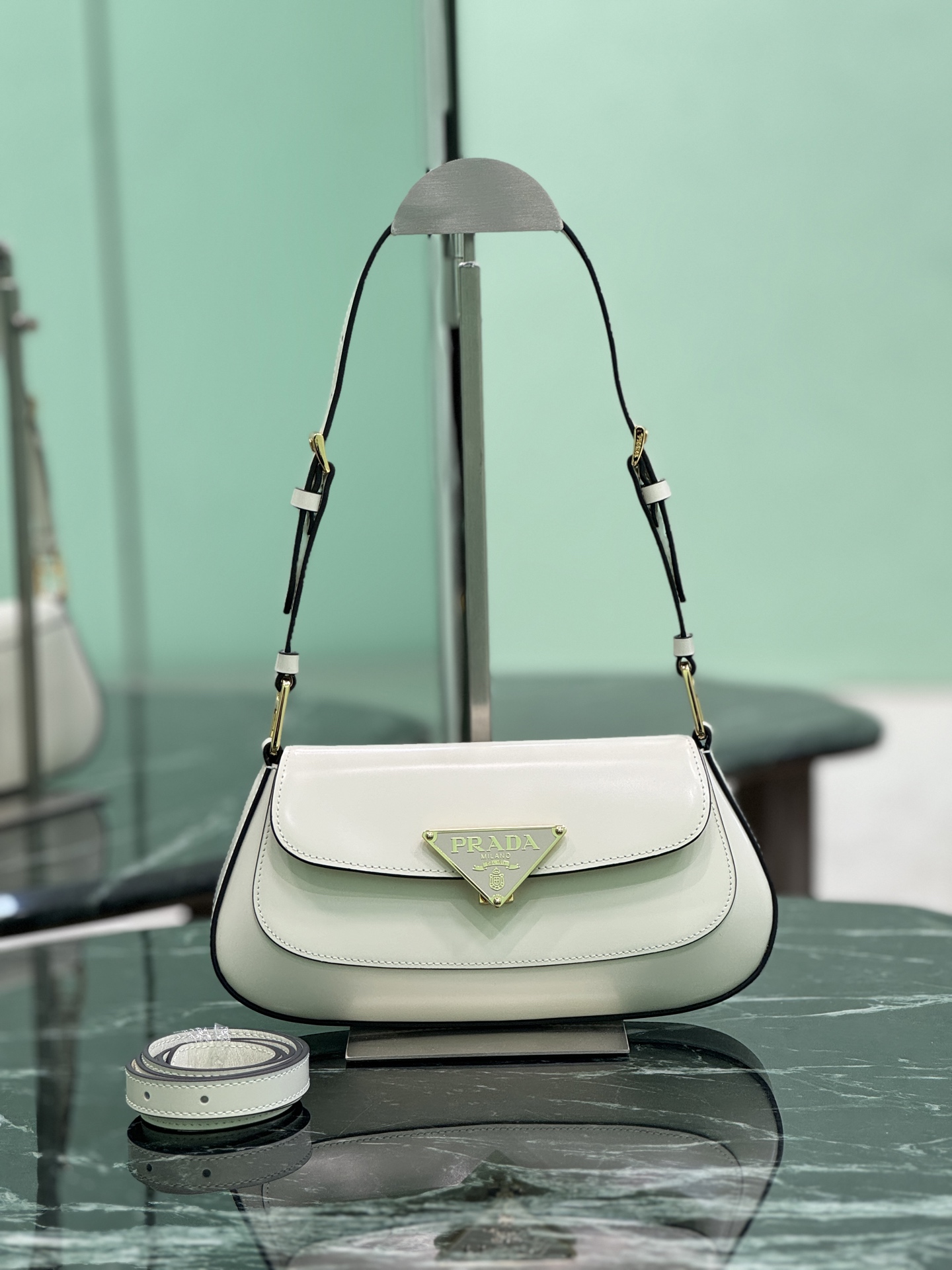 NO:688522,Glossy flip shoulder bag. Chic and noble glossy calfskin. Exquisite and fashionable new lock closure. The large logo triangle logo is perfectly integrated into the body of the bag. It is equipped with 2 detachable and adjustable shoulder straps. It can be used as an armpit bag or a crossbody bag. The lines are smooth and neat, retro and trendy!  Perfect details comparable to brick cabinets. Size 24×11×4cm. Style number 1BD345, Prada [top original order], prada, shoulder bags, satchels, crossbody bags, cowhide19860909亮面翻盖单肩包 别致高贵亮面小牛皮 精致时尚全新锁扣开合 大Logo三角徽标完美融合于包身 配有2条肩带可拆卸可调节 既可以作为腋下包也可以调节成斜挎包 线条流畅利落复古新潮！完美细节媲美砖柜超级棒 尺寸24×11×4cm 款号1BD345,普拉达【顶级原单】,prada,shoulder bags,satchels,crossbody bags,cowhide,Bag