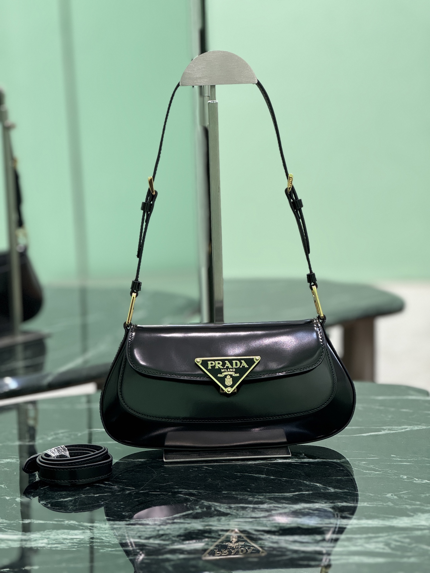 NO:688525,Glossy flip shoulder bag. Chic and noble glossy calfskin. Exquisite and fashionable new lock closure. The large logo triangle logo is perfectly integrated into the body of the bag. It is equipped with 2 detachable and adjustable shoulder straps. It can be used as an armpit bag or a crossbody bag. The lines are smooth and neat, retro and trendy!  Perfect details comparable to brick cabinets. Size 24×11×4cm. Style number 1BD345, Prada [top original order], prada, shoulder bags, satchels, crossbody bags, cowhide19860909亮面翻盖单肩包 别致高贵亮面小牛皮 精致时尚全新锁扣开合 大Logo三角徽标完美融合于包身 配有2条肩带可拆卸可调节 既可以作为腋下包也可以调节成斜挎包 线条流畅利落复古新潮！完美细节媲美砖柜超级棒 尺寸24×11×4cm 款号1BD345,普拉达【顶级原单】,prada,shoulder bags,satchels,crossbody bags,cowhide,Bag
