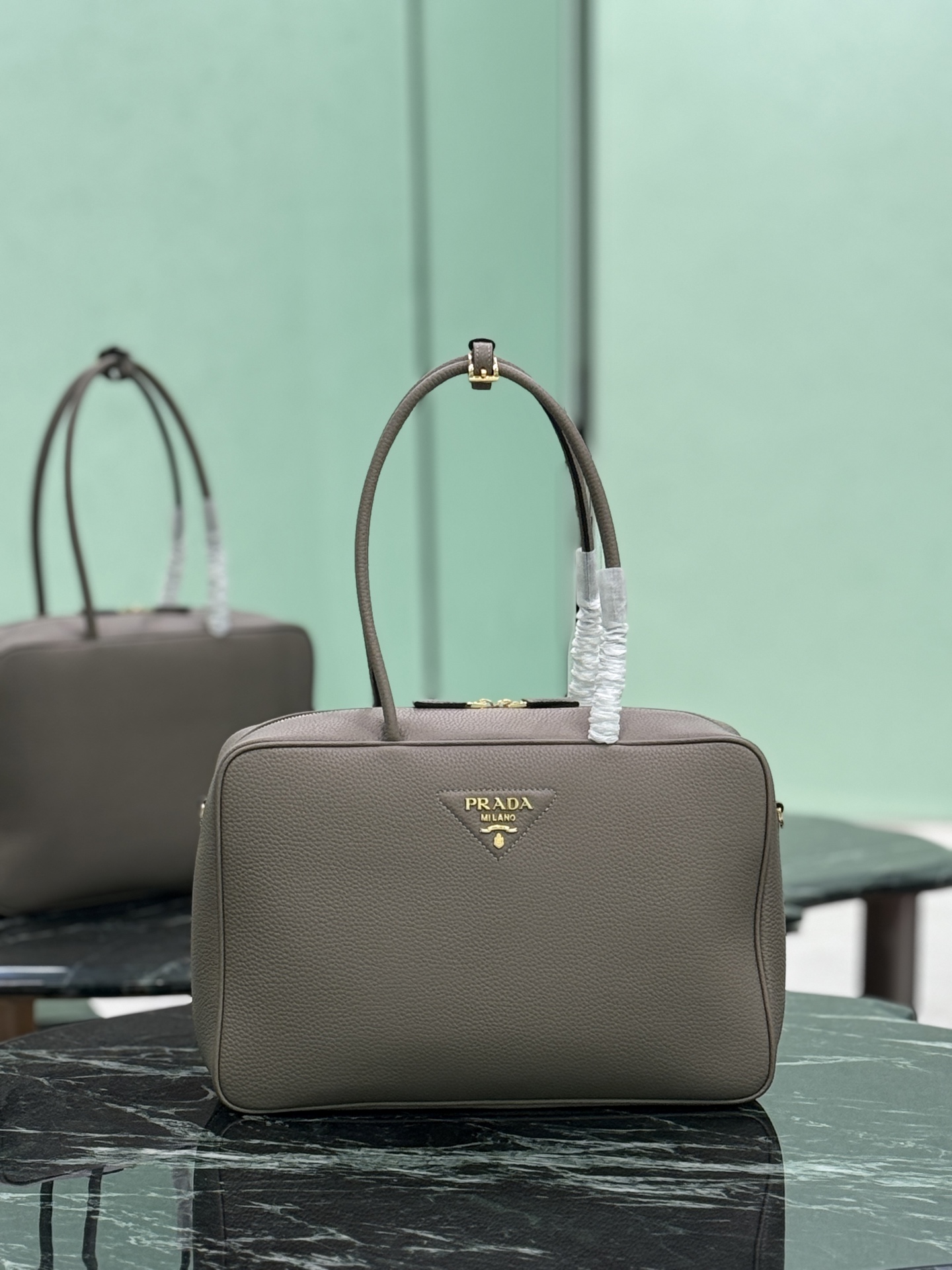 NO:582218,Purchasing agent level long handle handbag (large size) Elegant geometric lines outline the exquisite silhouette of this handbag, which is sinuous and gives off a modern atmosphere. The structured bag body is made of leather and is made with exquisite craftsmanship. It is equipped with exquisite details and demonstrates the brand's ingenious craftsmanship. Shiny metal accessories and the iconic enameled metal triangle logo add to the ingenious details. There is a zipper pocket inside, size 35×23×10cm  Style number 1BB128, Prada [top original order], prada19860909代购级 长柄手提包(大号) 优雅几何线条勾勒此款手提包的精致廓形,蜿蜒有致,释放现代气息.结构式包身取材皮革,藉由精湛技艺打造,搭载考究细节,彰示品牌的匠心工艺.闪亮金属配件与标志性的涂珐琅金属三角形徽标平添细节巧思,内里配一个拉链口袋, 尺寸35×23×10cm 款号1BB128,普拉达【顶级原单】,prada,Bag