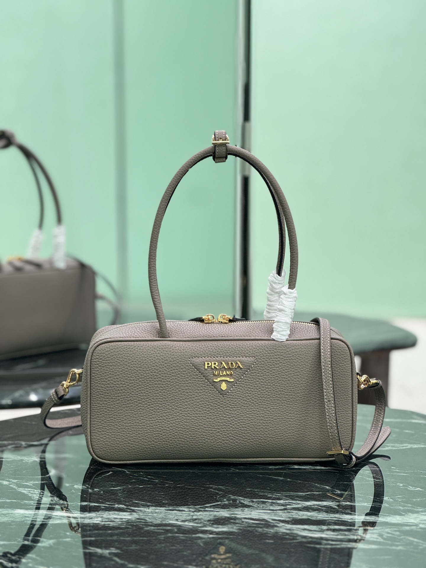 NO:582222,Purchasing-level long-handle handbag (small size) Elegant geometric lines outline the exquisite silhouette of this handbag, which is sinuous and gives off a modern atmosphere. The structured bag body is made of leather and is made with exquisite craftsmanship. It is equipped with exquisite details and demonstrates the brand's ingenious craftsmanship. Shiny metal accessories and the iconic enameled metal triangle logo add to the ingenious details. There is a zipper pocket inside, size 29×14×8.5cm  Style number 1BB126, Prada [top original order], prada19860909代购级 长柄手提包(小号) 优雅几何线条勾勒此款手提包的精致廓形,蜿蜒有致,释放现代气息.结构式包身取材皮革,藉由精湛技艺打造,搭载考究细节,彰示品牌的匠心工艺.闪亮金属配件与标志性的涂珐琅金属三角形徽标平添细节巧思,内里配一个拉链口袋, 尺寸29×14×8.5cm 款号1BB126,普拉达【顶级原单】,prada,Bag