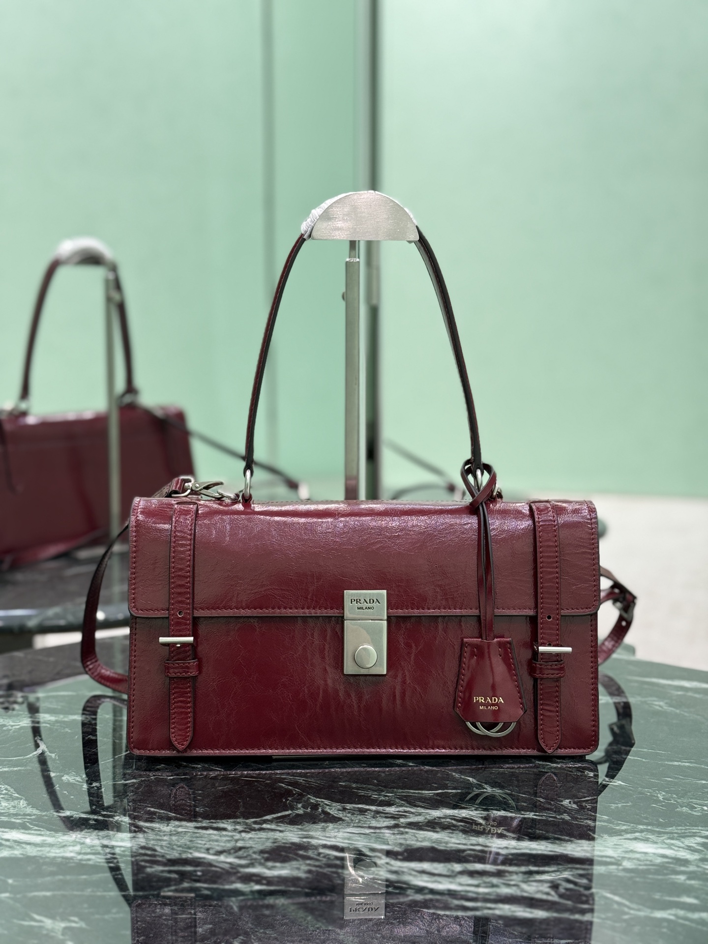 NO:211224,25SS Spring and Summer New Style This leather handbag is inspired by a crisp formal briefcase, with a delicate and shiny texture, reinterpreting the classic office style silhouette with a new attitude. It adopts a delicate and soft detail design, adding gentle and versatile charm to the classic shape of the bag. The classic vertical locking buckle embosses the details, paired with a long hand handle, can be carried on the shoulder, more practical. Size 32 long, 16.5x bottom 10cm model number 1BN026, Prada [top original list], prada1986090925SS春夏新款 这款皮革手袋灵感源自挺括正式的公文包,质感细腻亮泽,以全新态度重释经典办公风格廓形.采用精致柔和细节设计,为包袋的经典造型更添温柔和百搭魅力.经典竖向锁扣装点细节,搭配长手提柄,可挎肩背携,更加实用. 尺寸长32高16.5x底10cm 款号1BN026,普拉达【顶级原单】,prada,Bag