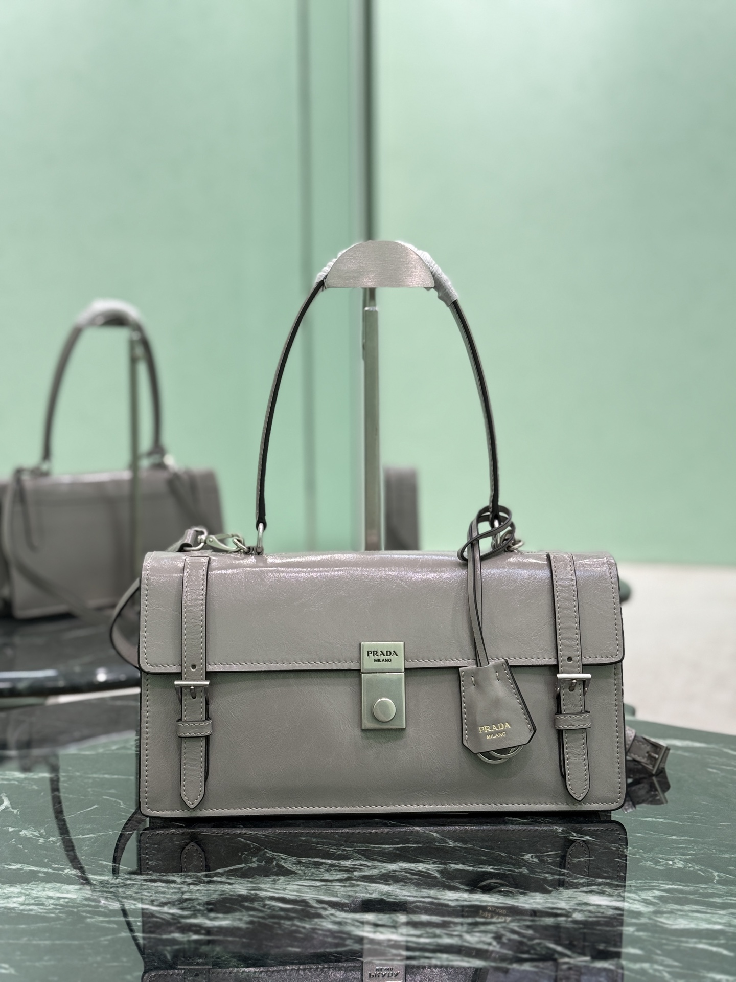 NO:211230,25SS Spring and Summer New Style This leather handbag is inspired by a crisp formal briefcase, with a delicate and shiny texture, reinterpreting the classic office style silhouette with a new attitude. It adopts a delicate and soft detail design, adding gentle and versatile charm to the classic shape of the bag. The classic vertical locking buckle embosses the details, paired with a long hand handle, can be carried on the shoulder, more practical. Size 32 long, 16.5x bottom 10cm model number 1BN026, Prada [top original list], prada1986090925SS春夏新款 这款皮革手袋灵感源自挺括正式的公文包,质感细腻亮泽,以全新态度重释经典办公风格廓形.采用精致柔和细节设计,为包袋的经典造型更添温柔和百搭魅力.经典竖向锁扣装点细节,搭配长手提柄,可挎肩背携,更加实用. 尺寸长32高16.5x底10cm 款号1BN026,普拉达【顶级原单】,prada,Bag