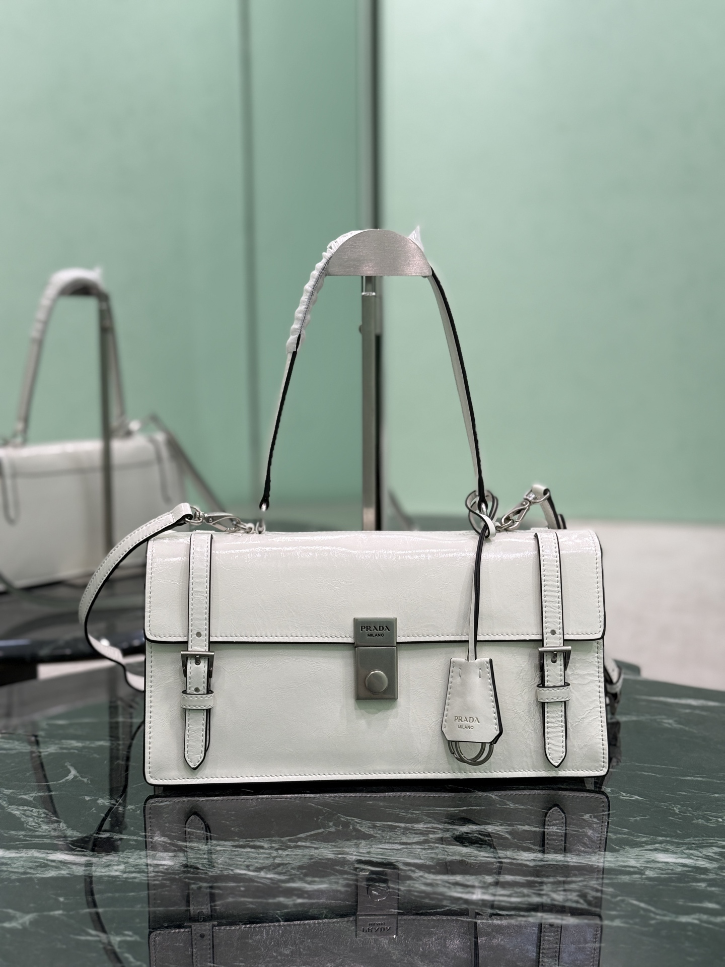 NO:211253,25SS Spring and Summer New Style This leather handbag is inspired by a crisp formal briefcase, with a delicate and shiny texture, reinterpreting the classic office style silhouette with a new attitude. It adopts a delicate and soft detail design, adding gentle and versatile charm to the classic shape of the bag. The classic vertical locking buckle embosses the details, paired with a long hand handle, can be carried on the shoulder, more practical. Size 32 long, 16.5x bottom 10cm model number 1BN026, Prada [top original list], prada1986090925SS春夏新款 这款皮革手袋灵感源自挺括正式的公文包,质感细腻亮泽,以全新态度重释经典办公风格廓形.采用精致柔和细节设计,为包袋的经典造型更添温柔和百搭魅力.经典竖向锁扣装点细节,搭配长手提柄,可挎肩背携,更加实用. 尺寸长32高16.5x底10cm 款号1BN026,普拉达【顶级原单】,prada,Bag