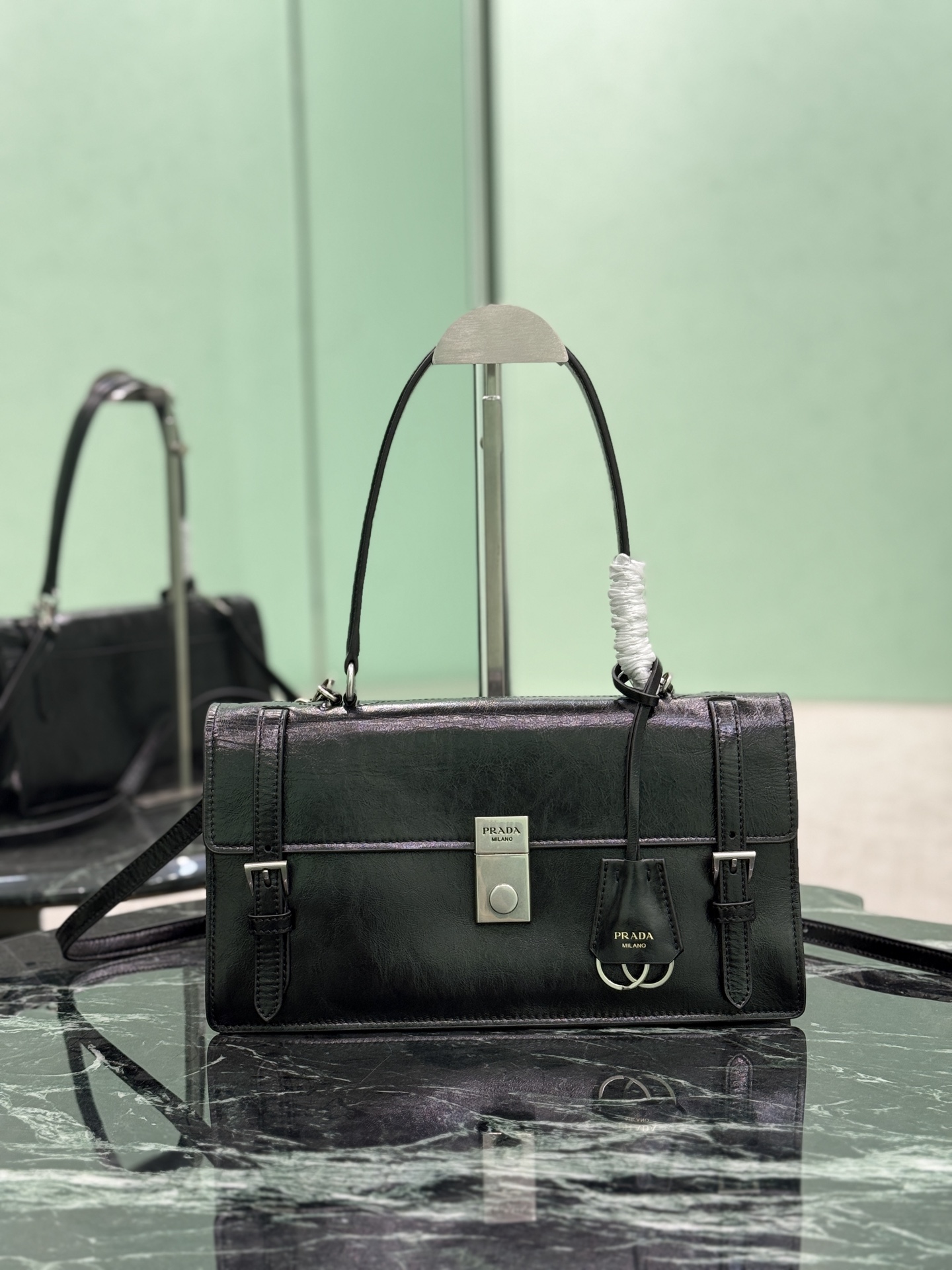 NO:211217,25SS Spring and Summer New Style This leather handbag is inspired by a crisp formal briefcase, with a delicate and shiny texture, reinterpreting the classic office style silhouette with a new attitude. It adopts a delicate and soft detail design, adding gentle and versatile charm to the classic shape of the bag. The classic vertical locking buckle embosses the details, paired with a long hand handle, can be carried on the shoulder, more practical. Size 32 long, 16.5x bottom 10cm model number 1BN026, Prada [top original list], prada1986090925SS春夏新款 这款皮革手袋灵感源自挺括正式的公文包,质感细腻亮泽,以全新态度重释经典办公风格廓形.采用精致柔和细节设计,为包袋的经典造型更添温柔和百搭魅力.经典竖向锁扣装点细节,搭配长手提柄,可挎肩背携,更加实用. 尺寸长32高16.5x底10cm 款号1BN026,普拉达【顶级原单】,prada,Bag