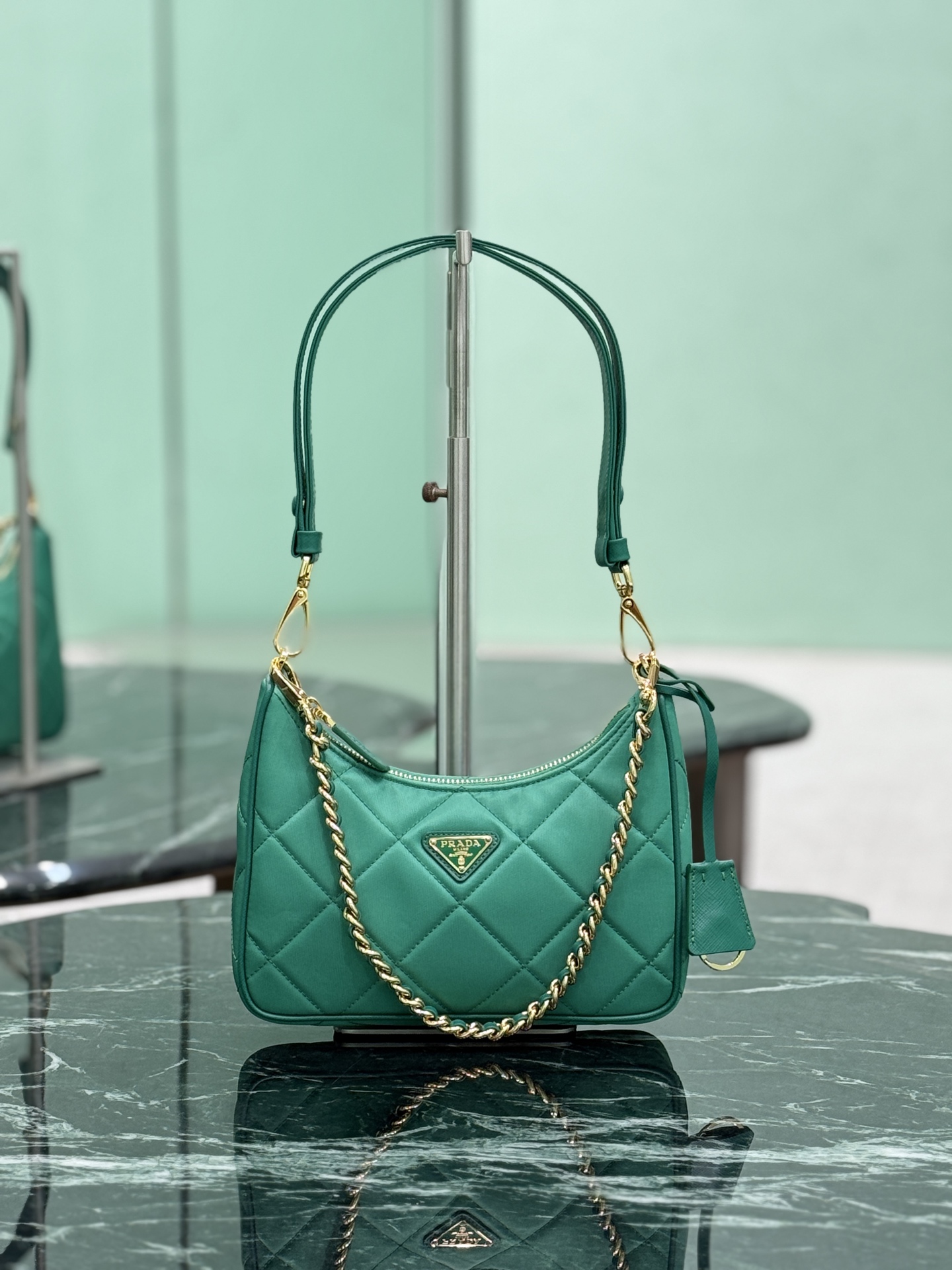 NO:209056,Lingang Nylon Hobo Hobo underarm bags have become the mainstream fashion trend!  Super versatile and beautiful and fashionable people must buy it!  The new noodle nylon is carefully crafted, with unique adjustable shoulder strap design, unique style, full leather-wearing chain handle, the front triangle logo is not only practical, light and beautiful, with a wide interior compartment. Size 22×18×6cm Model number 1BC204 line, Prada [top original list], prada19860909菱格尼龙Hobo Hobo腋下包已成为主流时尚趋势啦！超级百搭好看时髦潮人一定要买它！全新间面线尼龙精心打造,巧心匠工独特可调节肩带设计,别样风情全皮穿链式提手,正面三角徽标不仅实用轻便又好看,空间宽大的内部隔层. 尺寸22×18×6cm 款号1BC204间线,普拉达【顶级原单】,prada,Bag