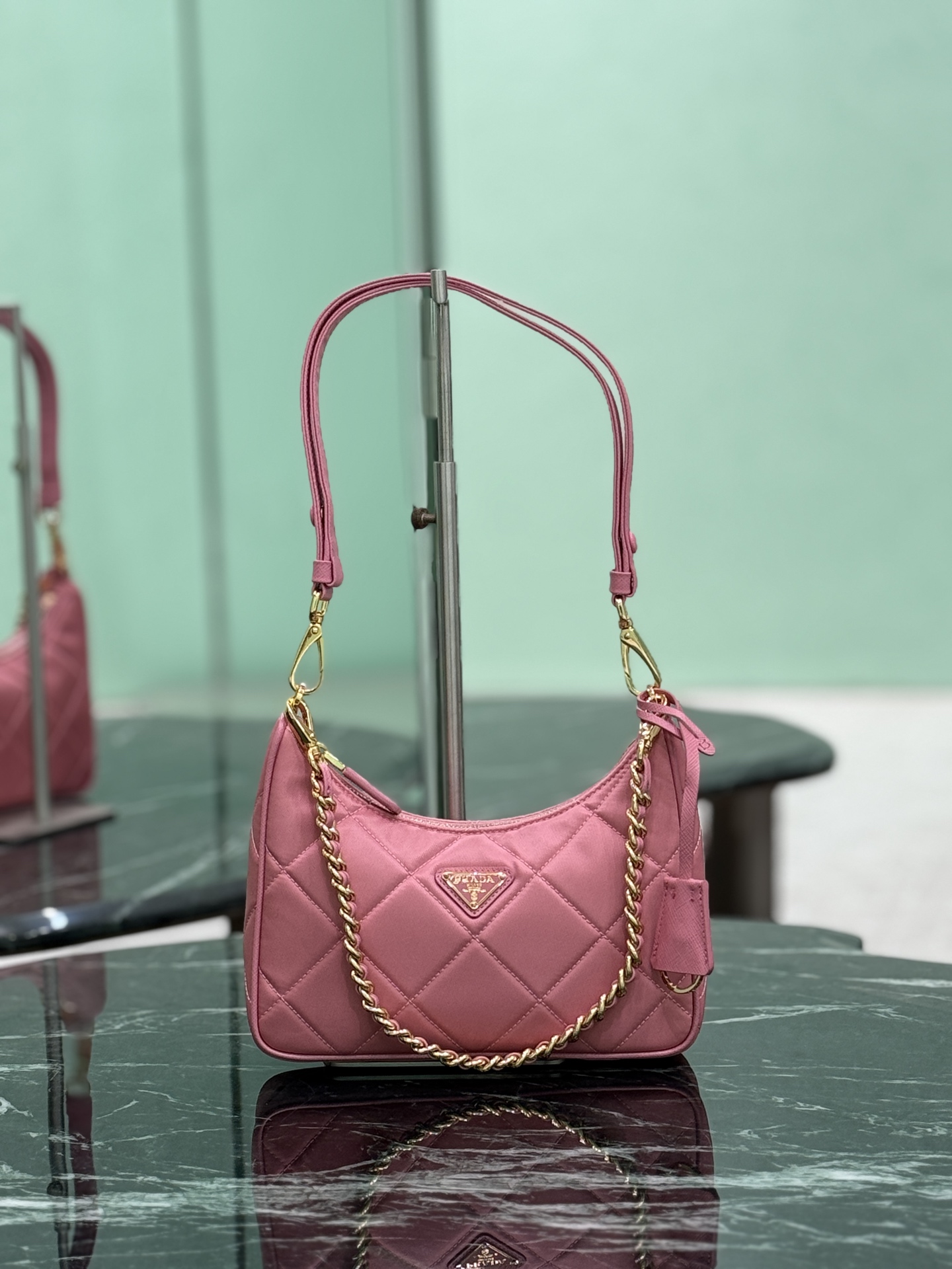 NO:209066,Lingang Nylon Hobo Hobo underarm bags have become the mainstream fashion trend!  Super versatile and beautiful and fashionable people must buy it!  The new noodle nylon is carefully crafted, with unique adjustable shoulder strap design, unique style, full leather-wearing chain handle, the front triangle logo is not only practical, light and beautiful, with a wide interior compartment. Size 22×18×6cm Model number 1BC204 line, Prada [top original list], prada19860909菱格尼龙Hobo Hobo腋下包已成为主流时尚趋势啦！超级百搭好看时髦潮人一定要买它！全新间面线尼龙精心打造,巧心匠工独特可调节肩带设计,别样风情全皮穿链式提手,正面三角徽标不仅实用轻便又好看,空间宽大的内部隔层. 尺寸22×18×6cm 款号1BC204间线,普拉达【顶级原单】,prada,Bag