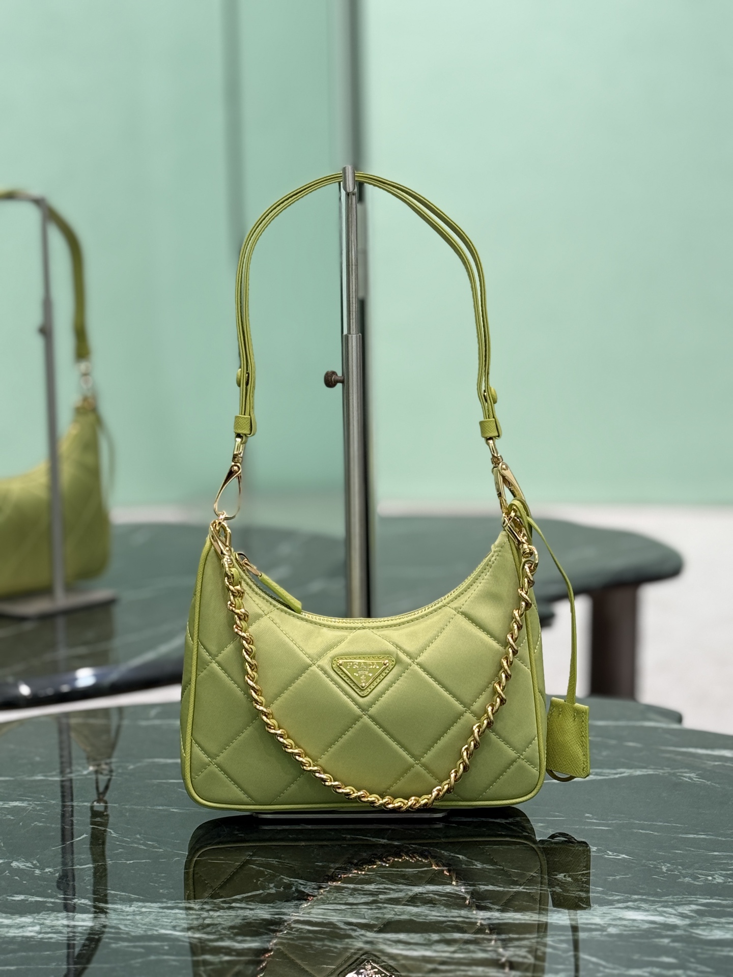 NO:209076,Lingang Nylon Hobo Hobo underarm bags have become the mainstream fashion trend!  Super versatile and beautiful and fashionable people must buy it!  The new noodle nylon is carefully crafted, with unique adjustable shoulder strap design, unique style, full leather-wearing chain handle, the front triangle logo is not only practical, light and beautiful, with a wide interior compartment. Size 22×18×6cm Model number 1BC204 line, Prada [top original list], prada19860909菱格尼龙Hobo Hobo腋下包已成为主流时尚趋势啦！超级百搭好看时髦潮人一定要买它！全新间面线尼龙精心打造,巧心匠工独特可调节肩带设计,别样风情全皮穿链式提手,正面三角徽标不仅实用轻便又好看,空间宽大的内部隔层. 尺寸22×18×6cm 款号1BC204间线,普拉达【顶级原单】,prada,Bag