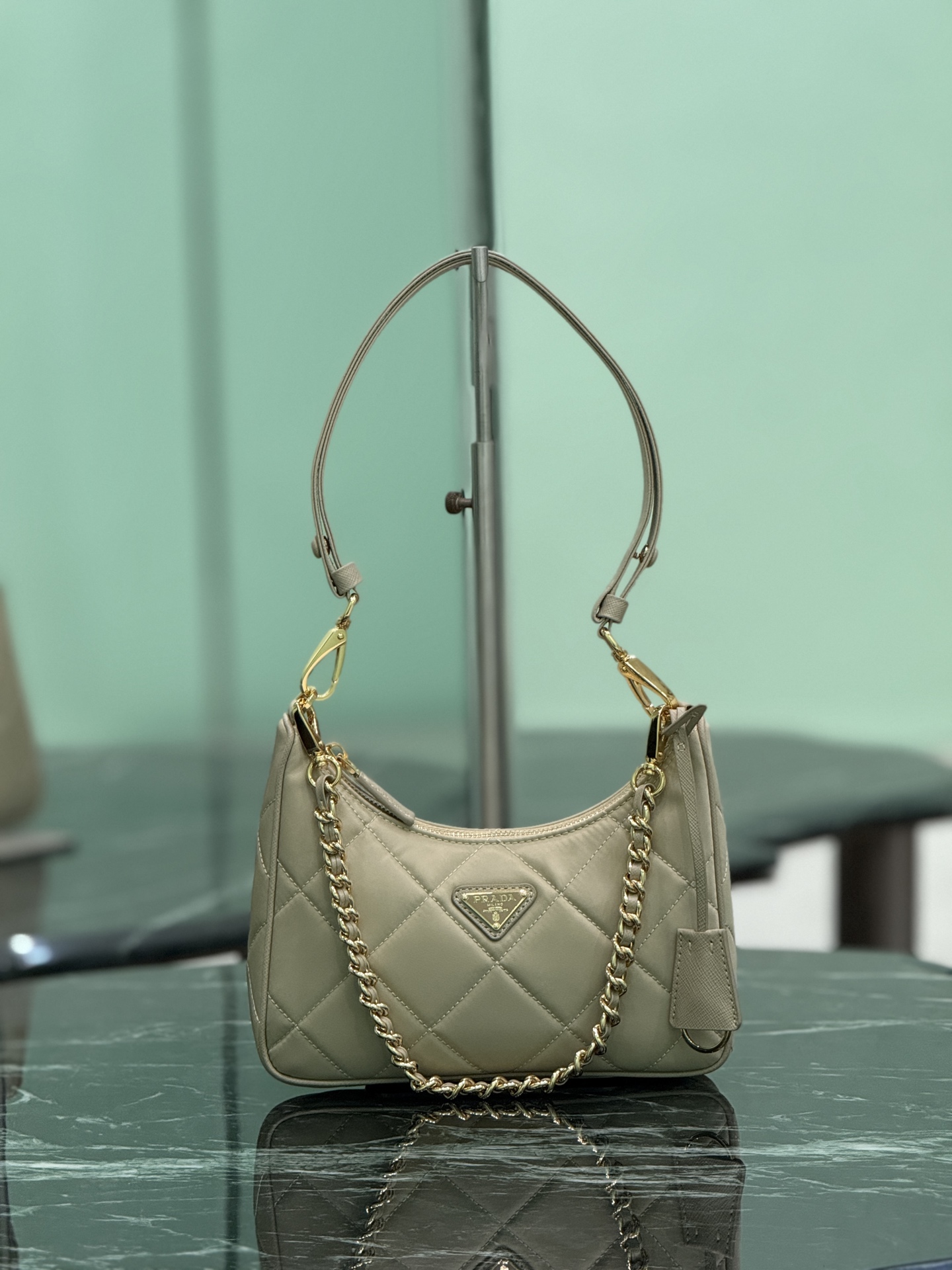 NO:209086,Lingang Nylon Hobo Hobo underarm bags have become the mainstream fashion trend!  Super versatile and beautiful and fashionable people must buy it!  The new noodle nylon is carefully crafted, with unique adjustable shoulder strap design, unique style, full leather-wearing chain handle, the front triangle logo is not only practical, light and beautiful, with a wide interior compartment. Size 22×18×6cm Model number 1BC204 line, Prada [top original list], prada19860909菱格尼龙Hobo Hobo腋下包已成为主流时尚趋势啦！超级百搭好看时髦潮人一定要买它！全新间面线尼龙精心打造,巧心匠工独特可调节肩带设计,别样风情全皮穿链式提手,正面三角徽标不仅实用轻便又好看,空间宽大的内部隔层. 尺寸22×18×6cm 款号1BC204间线,普拉达【顶级原单】,prada,Bag