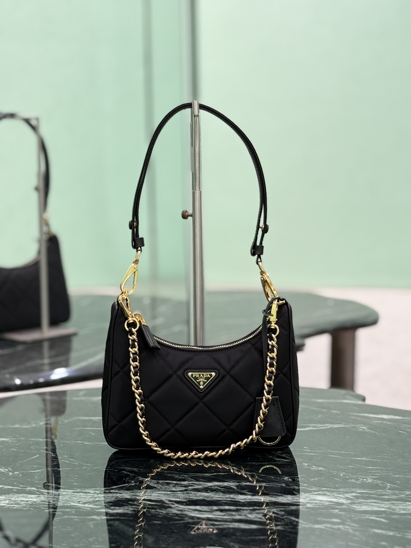 NO:209096,Lingang Nylon Hobo Hobo underarm bags have become the mainstream fashion trend!  Super versatile and beautiful and fashionable people must buy it!  The new noodle nylon is carefully crafted, with unique adjustable shoulder strap design, unique style, full leather-wearing chain handle, the front triangle logo is not only practical, light and beautiful, with a wide interior compartment. Size 22×18×6cm Model number 1BC204 line, Prada [top original list], prada19860909菱格尼龙Hobo Hobo腋下包已成为主流时尚趋势啦！超级百搭好看时髦潮人一定要买它！全新间面线尼龙精心打造,巧心匠工独特可调节肩带设计,别样风情全皮穿链式提手,正面三角徽标不仅实用轻便又好看,空间宽大的内部隔层. 尺寸22×18×6cm 款号1BC204间线,普拉达【顶级原单】,prada,Bag