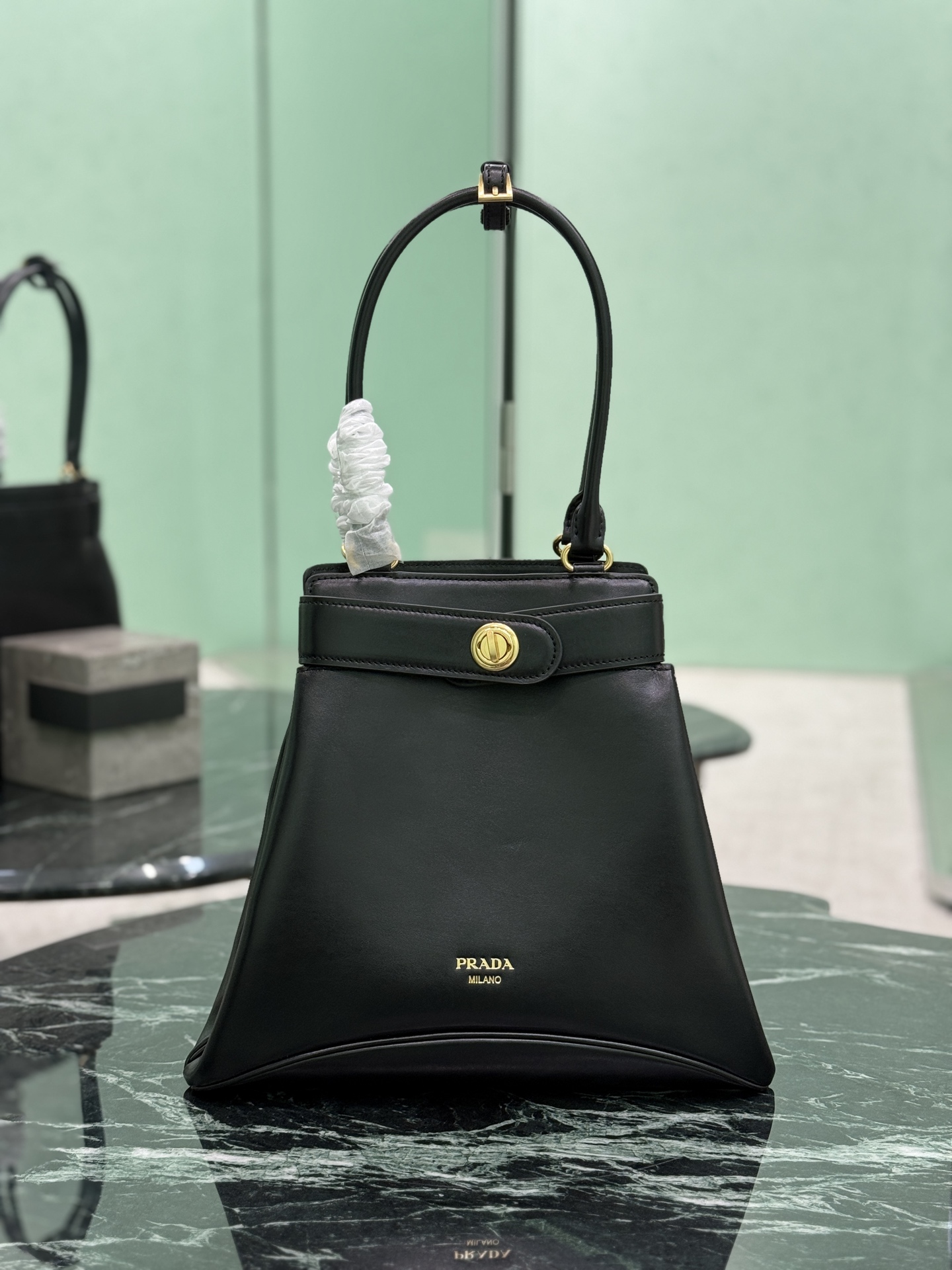 NO:209106,2025ss new (long handle) Carey medium tote bag, futuristic and retro style harmoniously blends, defining this leather handbag with exquisite details. In the elegant design, classic and contemporary elements coexist, and the exquisite rotary lock buckle from the Prada archive adds color to the overall shape. Leather handheld handle, metal hardware accessories, front imprinted letter logo, decorative belt opening and closing design, with rotary lock buckle, Nappa leather interior, paired with zipper pocket. Size 31cm long x 28cm high x 5cm wide model number 1BG567 long handle, Prada [top original list], prada, prada198609092025ss新款(长柄) Carey中号手提包,未来感与复古风和谐交融,以精致细节定义这款皮革手袋.在优雅设计中,经典与当代元素并存,出自Prada档案库的精致转锁搭扣为整体造型添彩.皮革手提柄,金属五金配件,正面压印字母徽标,饰带开合设计,配转锁搭扣,Nappa皮革内饰,搭配拉链口袋. 尺寸长31cm×高28cm×宽5cm 款号1BG567长手柄,普拉达【顶级原单】,prada,prada,Bag