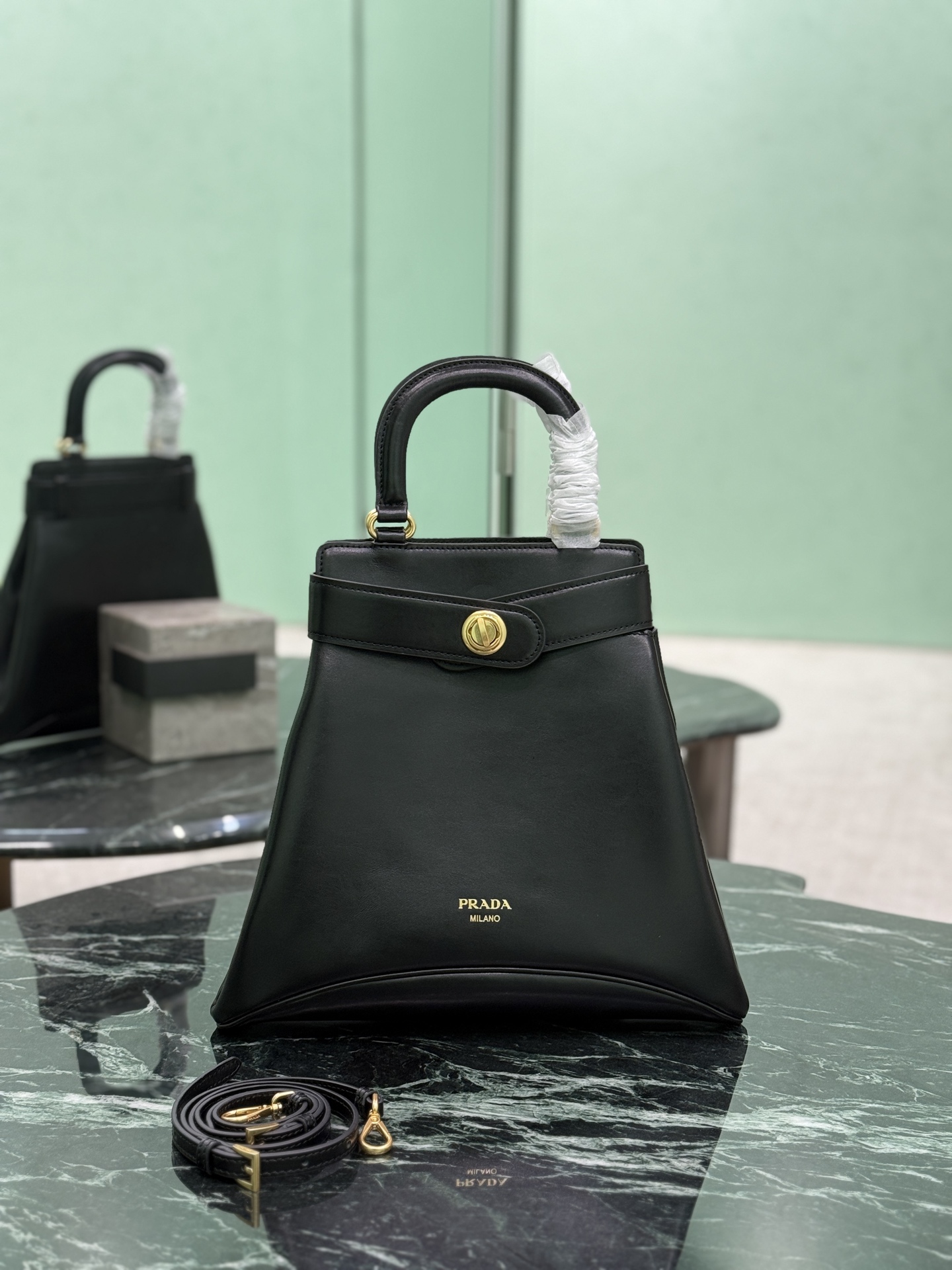 NO:209125,2025ss new (short handle) Carey medium-sized handbag, futuristic and retro style harmoniously blends, defining this leather handbag with exquisite details. In the elegant design, classic and contemporary elements coexist, and the exquisite rotary lock buckle from the Prada archive adds color to the overall shape. Leather handheld handle, metal hardware accessories, imprinted letter logo on the front, strap opening and closing design, with rotary lock buckle, Nappa leather interior, paired with zipper pocket. Size 30cm × height 31cm × bottom 6.5cm. Model number 1BG567 short handle, Prada [top original list], prada, prada198609092025ss新款(短柄) Carey中号手提包,未来感与复古风和谐交融,以精致细节定义这款皮革手袋.在优雅设计中,经典与当代元素并存,出自Prada档案库的精致转锁搭扣为整体造型添彩.皮革手提柄,金属五金配件,正面压印字母徽标,饰带开合设计,配转锁搭扣,Nappa皮革内饰,搭配拉链口袋 尺寸长30cm×高31cm×底6.5cm 款号1BG567短手柄,普拉达【顶级原单】,prada,prada,Bag