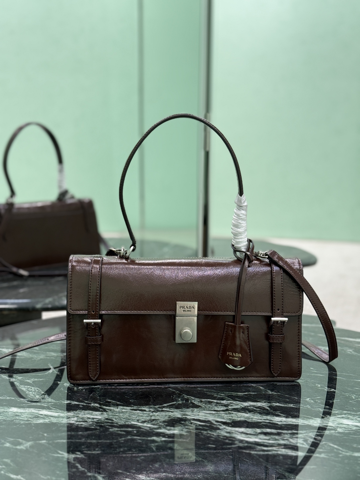 NO:211238,25SS Spring and Summer New Style This leather handbag is inspired by a crisp formal briefcase, with a delicate and shiny texture, reinterpreting the classic office style silhouette with a new attitude. It adopts a delicate and soft detail design, adding gentle and versatile charm to the classic shape of the bag. The classic vertical locking buckle embosses the details, paired with a long hand handle, can be carried on the shoulder, more practical. Size 32 long, 16.5x bottom 10cm model number 1BN026, Prada [top original list], prada1986090925SS春夏新款 这款皮革手袋灵感源自挺括正式的公文包,质感细腻亮泽,以全新态度重释经典办公风格廓形.采用精致柔和细节设计,为包袋的经典造型更添温柔和百搭魅力.经典竖向锁扣装点细节,搭配长手提柄,可挎肩背携,更加实用. 尺寸长32高16.5x底10cm 款号1BN026,普拉达【顶级原单】,prada,Bag